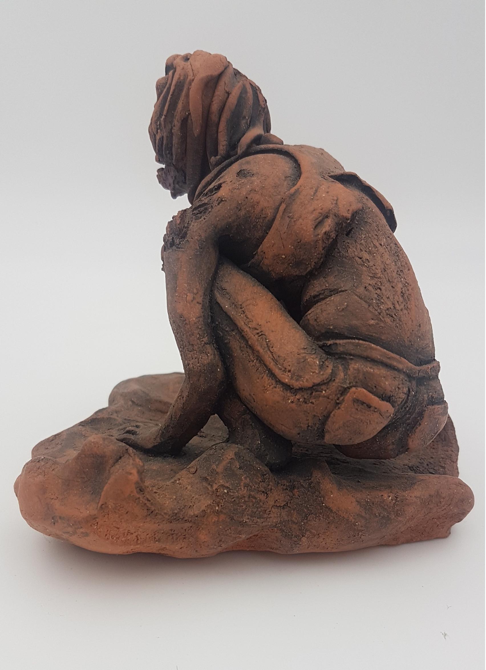Zombi Femenino Arrodillado - Sculpture Contemporáneo de Amy Young