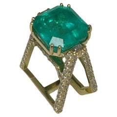 Amyn, GIA Colombian Emerald 13.35 Carat and Diamond Ring in 18k Yellow Gold