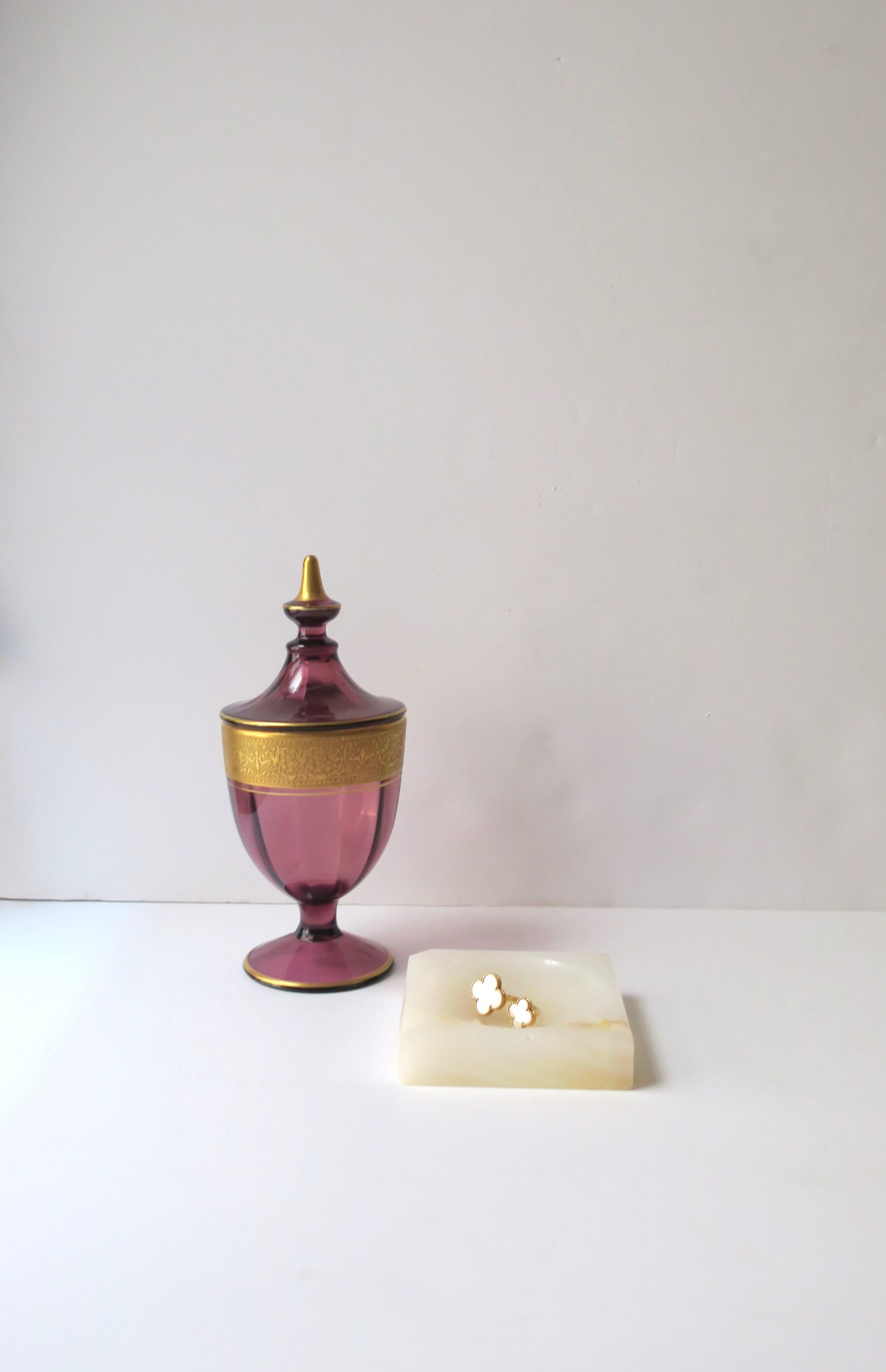 Amythyst-Urnenschachtel aus Glas im Moser-Stil in Violett und Gold  (Europäisch) im Angebot
