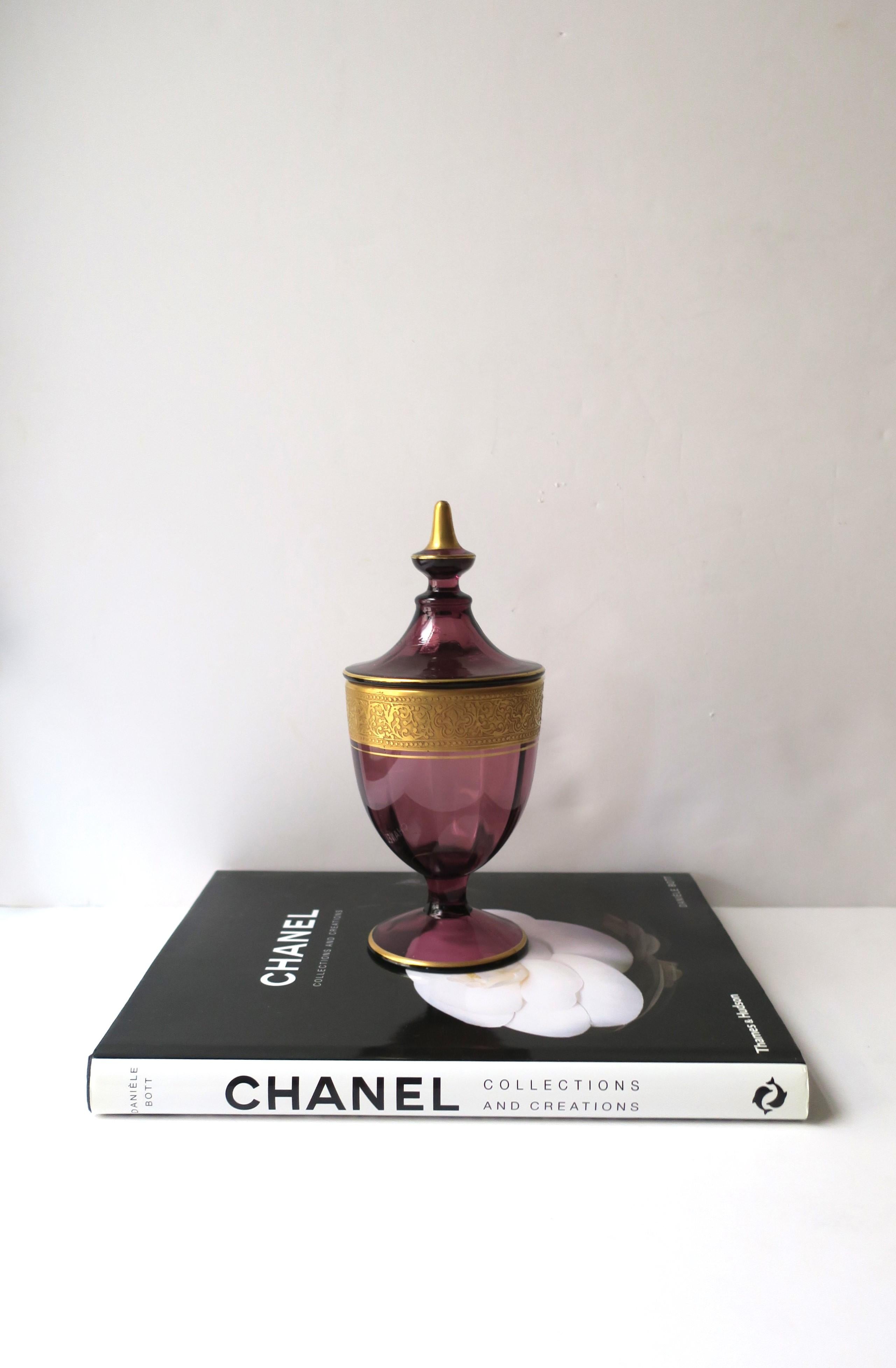 Amythyst-Urnenschachtel aus Glas im Moser-Stil in Violett und Gold  (20. Jahrhundert) im Angebot
