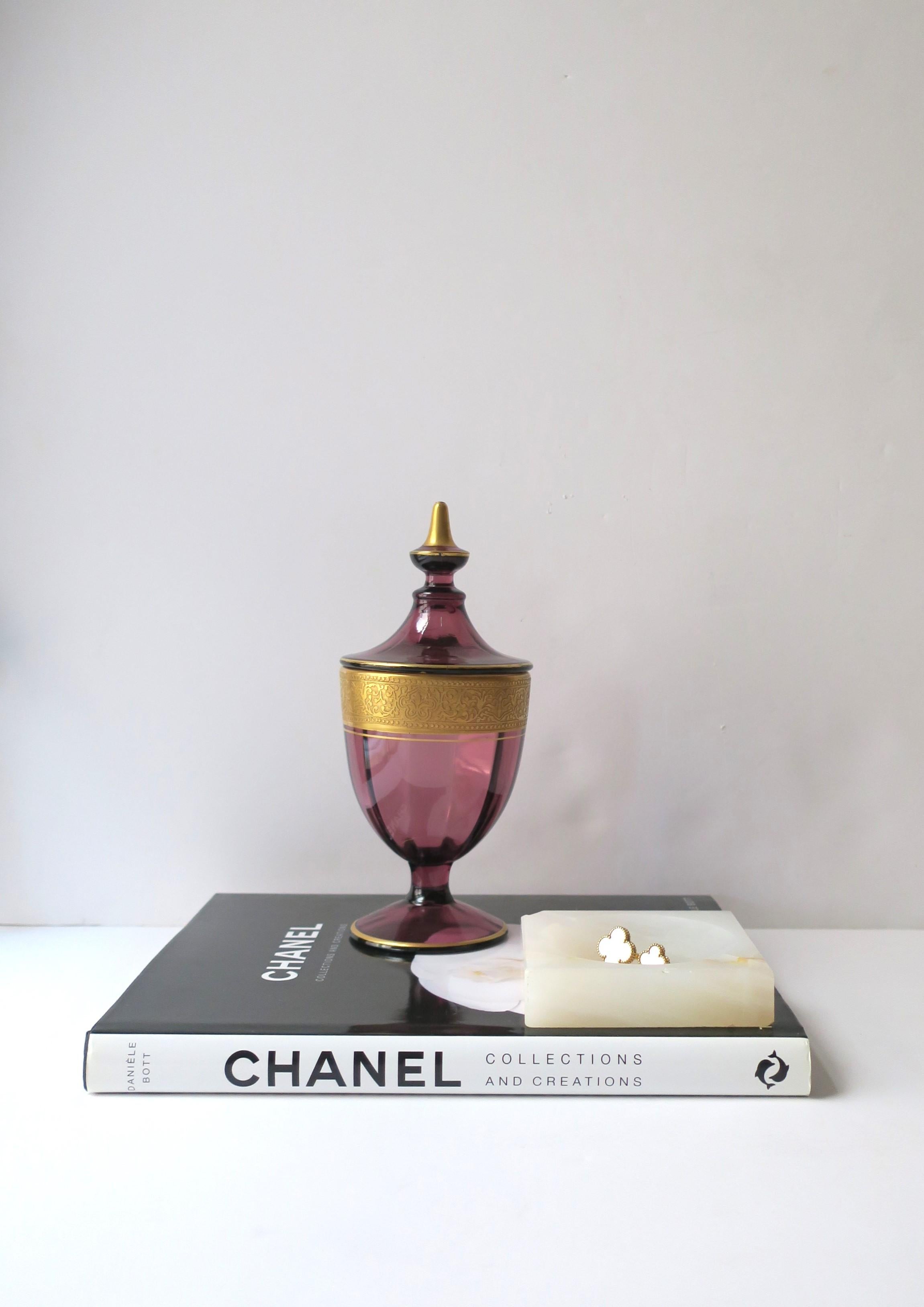 Amythyst-Urnenschachtel aus Glas im Moser-Stil in Violett und Gold  im Angebot 1