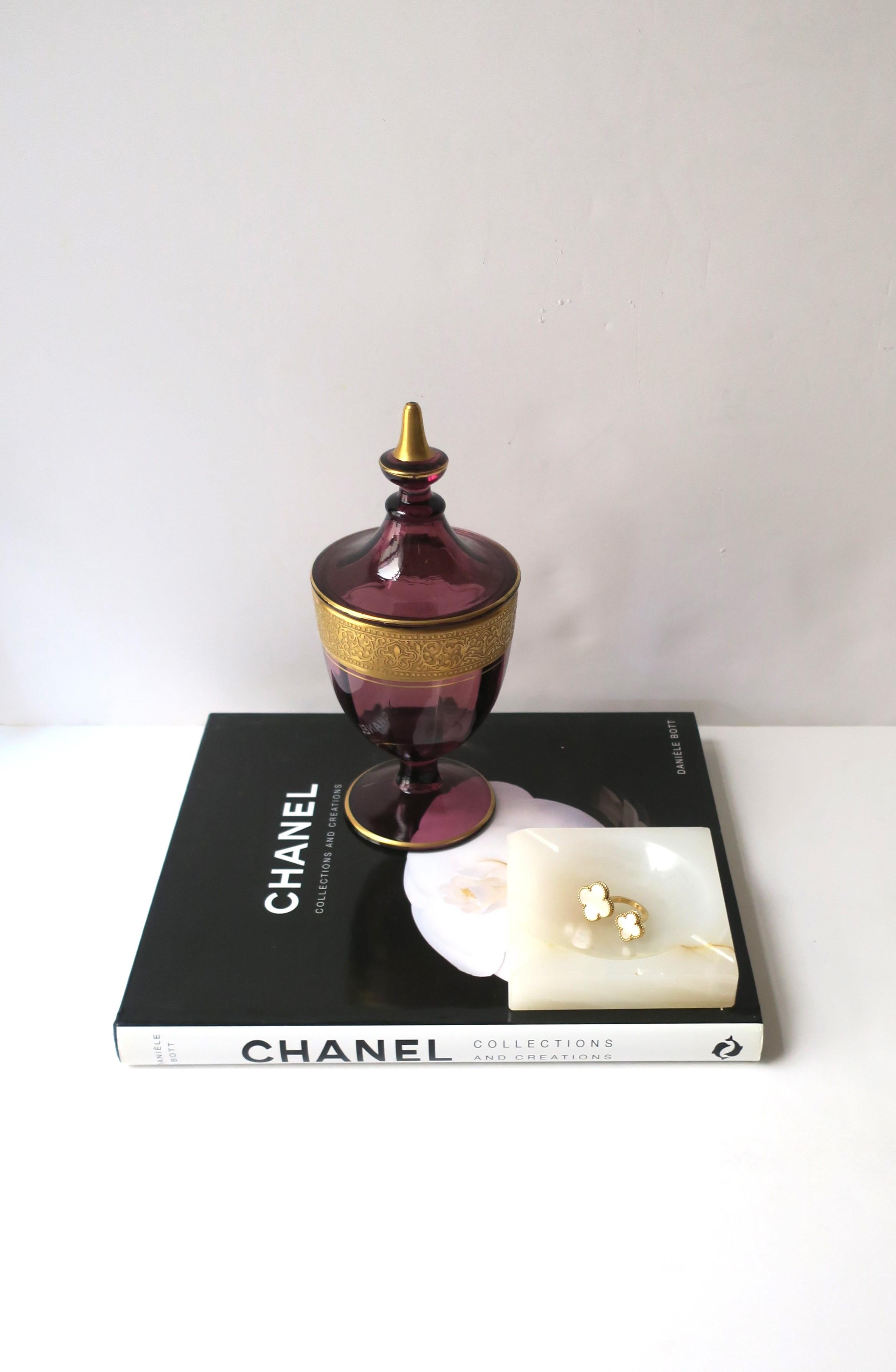 Amythyst-Urnenschachtel aus Glas im Moser-Stil in Violett und Gold  im Angebot 2