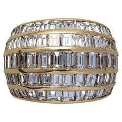 Bague bombée de 18 carats sertie de diamants taille baguette