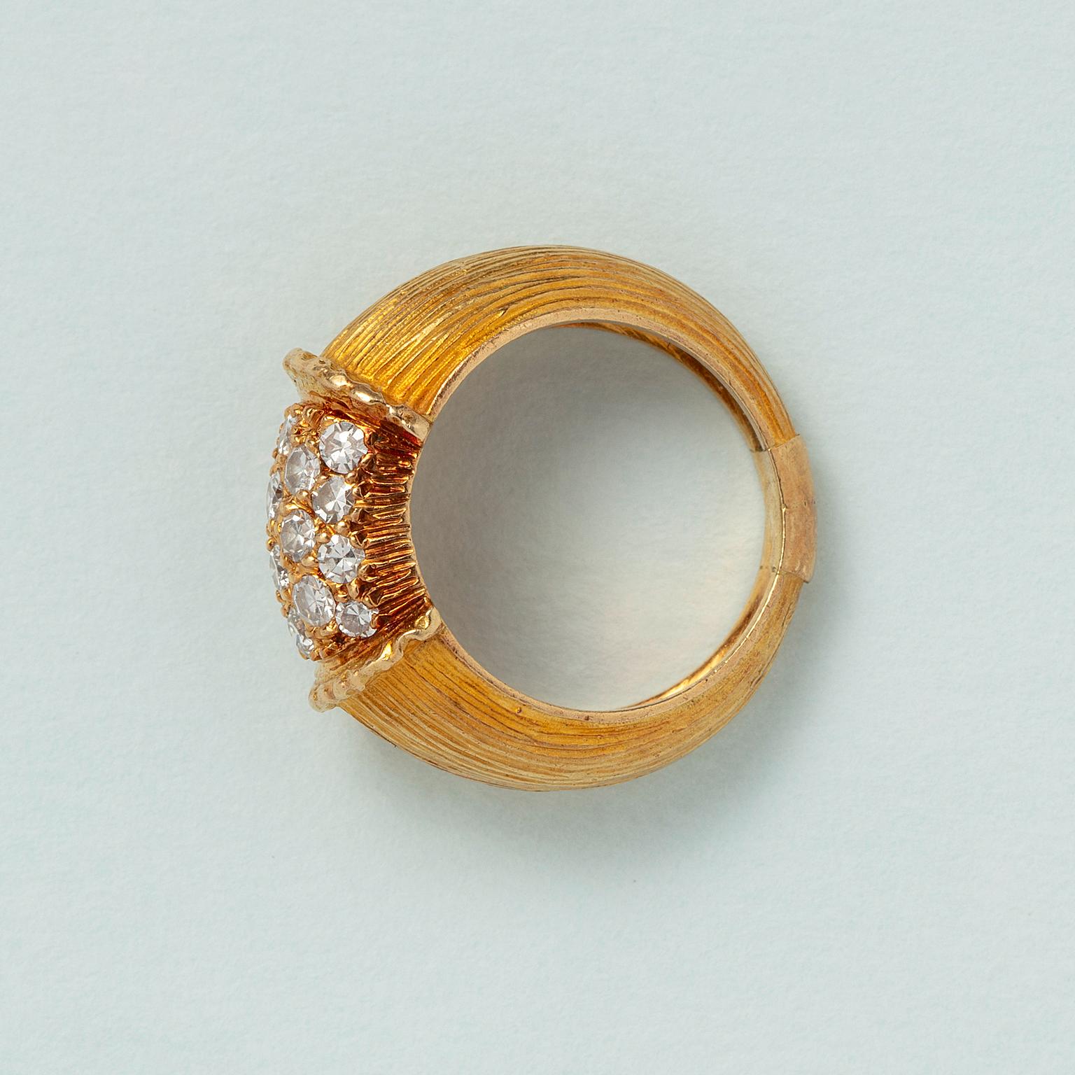 Ein 18 Karat französischer Bandring mit Diamanten 1