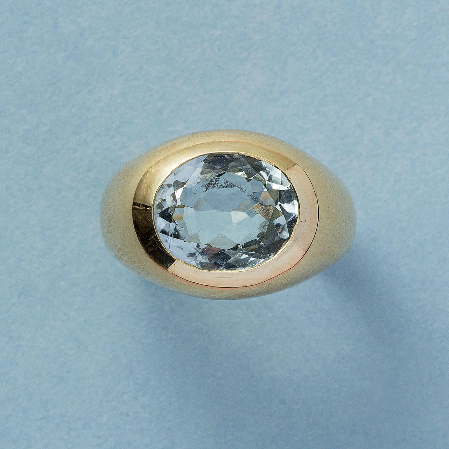 An 18 carat gold ring flush set with a oval light aquamarine.

weight: 12.49 grams
ring size : 17- mm / 6 ½ US.