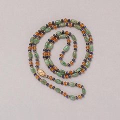 Eine Perlenkette aus 18 Karat Gold und Perlen mit Saphir, Smaragd und Citrin