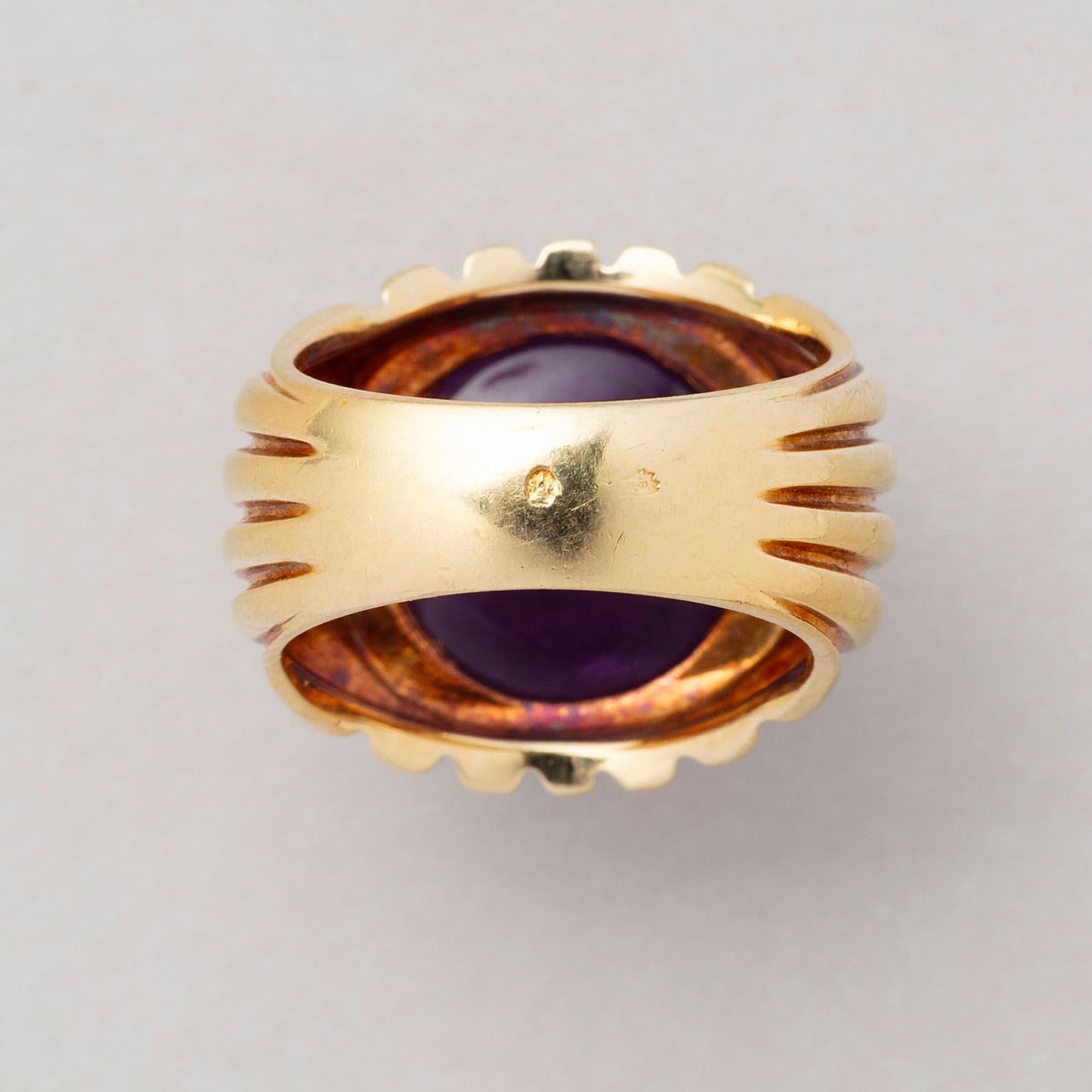 An 18 Carat Gold and Cabochon Cut Amehtyst Fred Ring In Good Condition For Sale In Amsterdam, NL