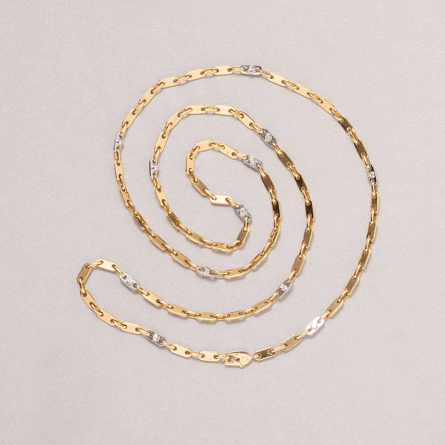 Cadena de eslabones de lengüeta de oro amarillo y blanco de 18 quilates, cada cinco eslabones amarillos se alternan con un eslabón de oro blanco engastado con un pequeño diamante talla brillante, firmada: Cartier 118281, Francia.
Casa joyera o