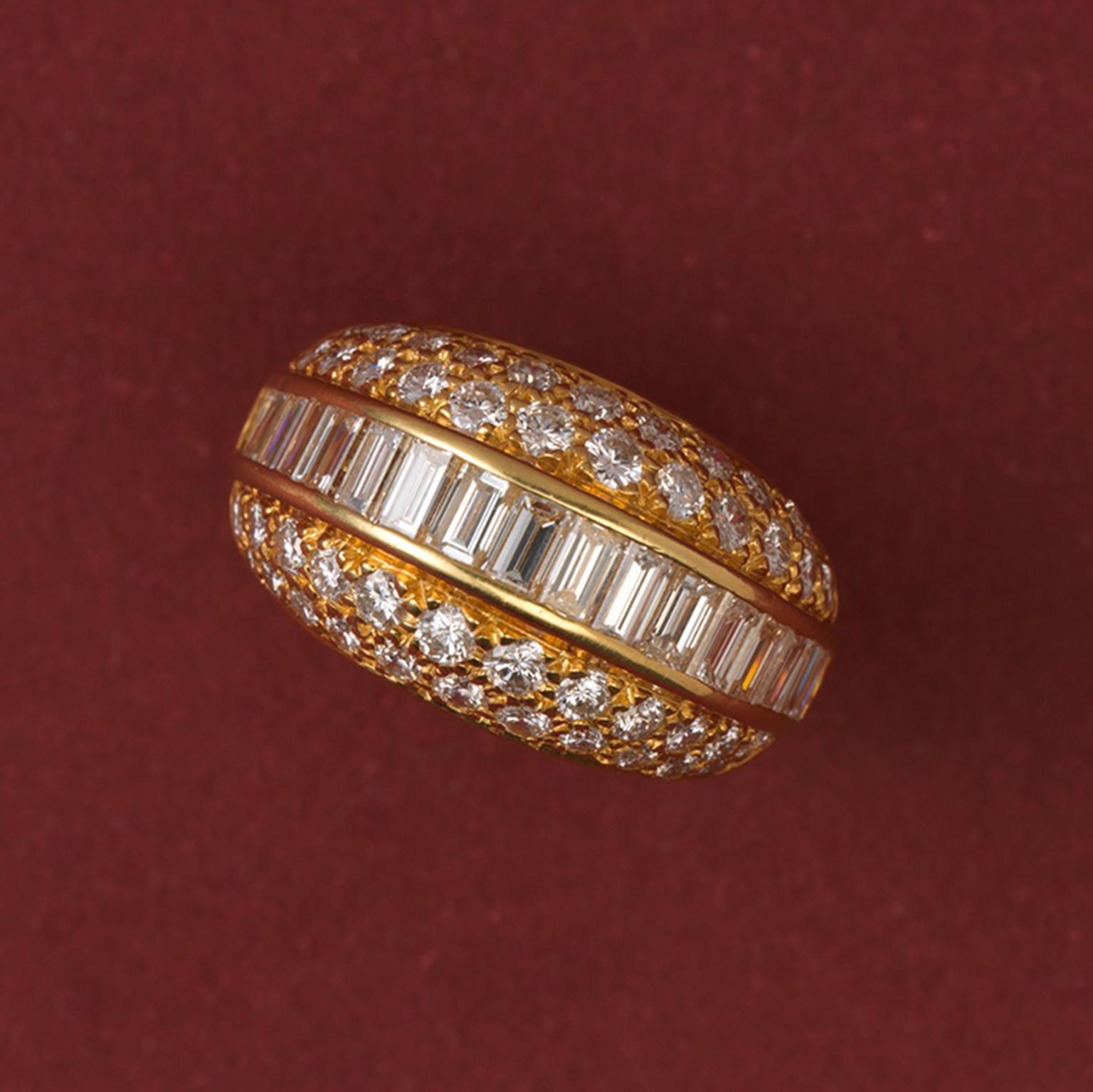 Women's or Men's 18 Carat Gold and Diamond Ring For Sale