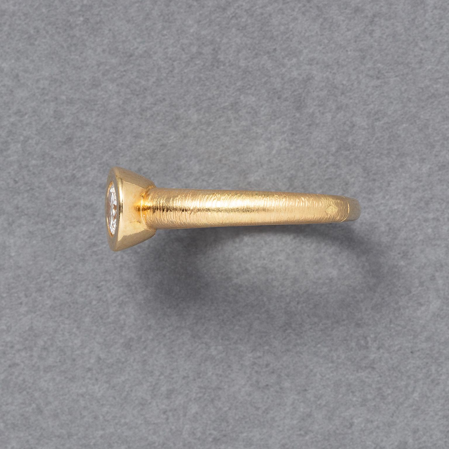 Un Anillo Solitario de Oro de 18 Quilates y Diamantes Corte brillante en venta