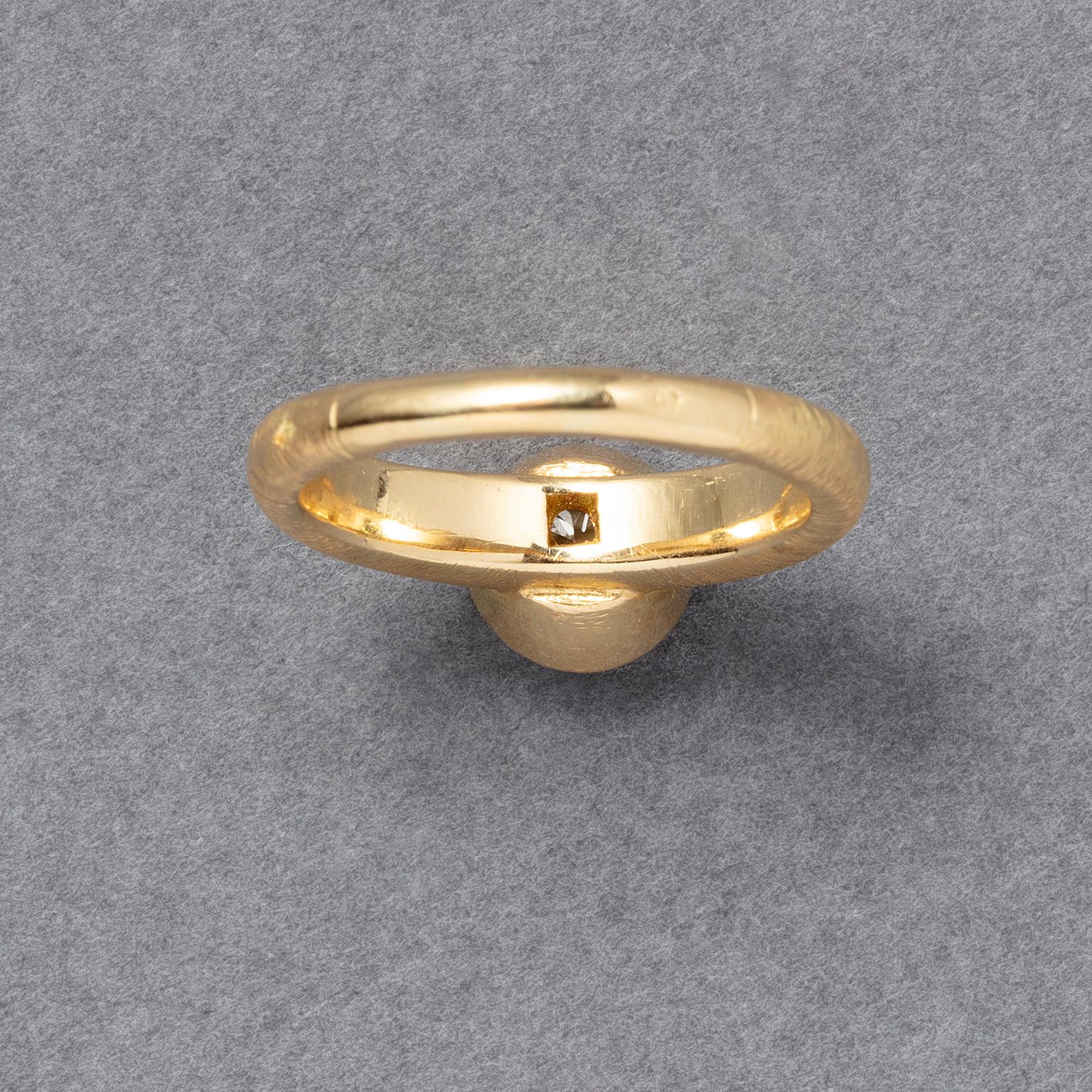 Femenino o masculino Un Anillo Solitario de Oro de 18 Quilates y Diamantes en venta