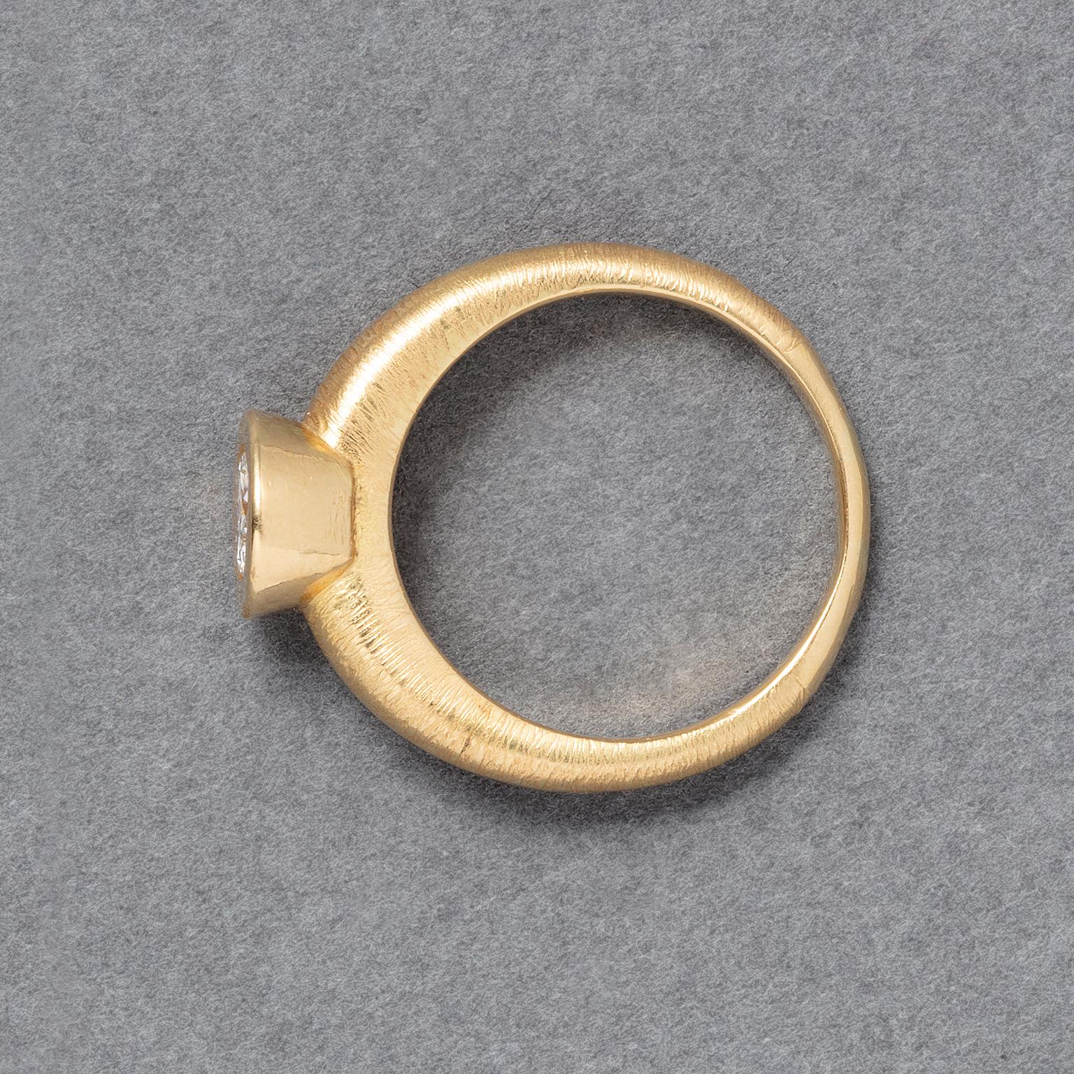 Un Anillo Solitario de Oro de 18 Quilates y Diamantes en venta 1