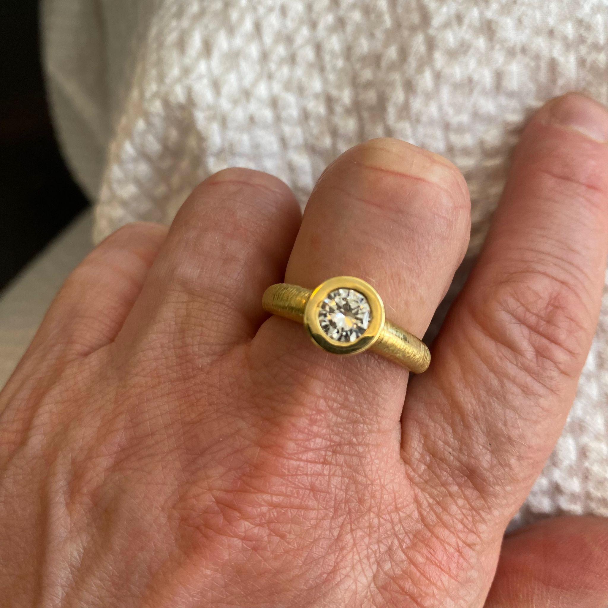 Un Anillo Solitario de Oro de 18 Quilates y Diamantes en venta 2