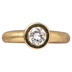 Ein Solitair-Ring aus 18 Karat Gold und Diamanten