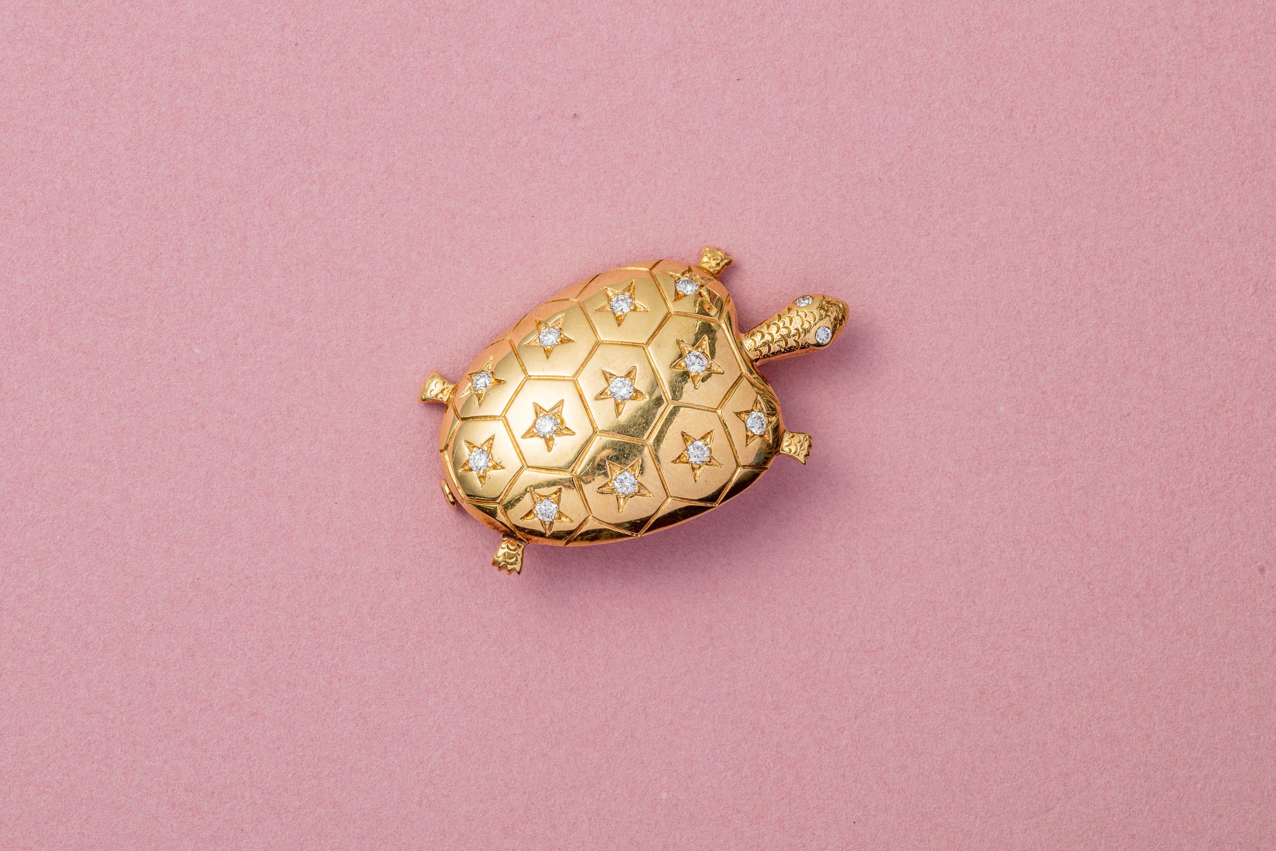 A turtle brooch in 18 carat yellow gold set with twelve brilliant cut diamonds on the shell. Two more little diamonds in the eyes (app. 0.76 carat), French.

weight: 14.97 grams 
dimensions: 4.3 x 3 cm 