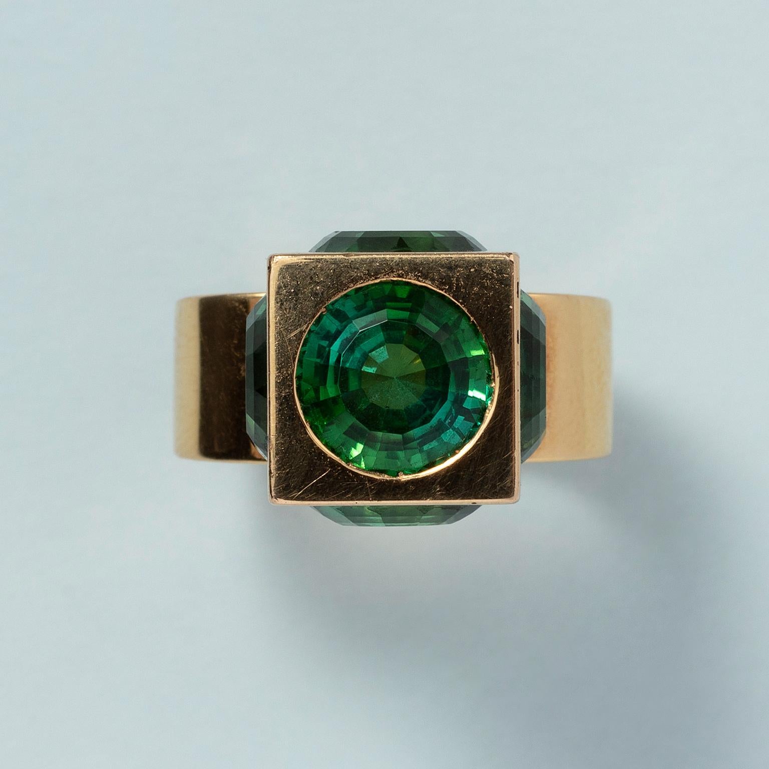 An 18 Carat Gold and Green Tourmaline Ring by Kurt Aepli for Trudel In Excellent Condition In Amsterdam, NL