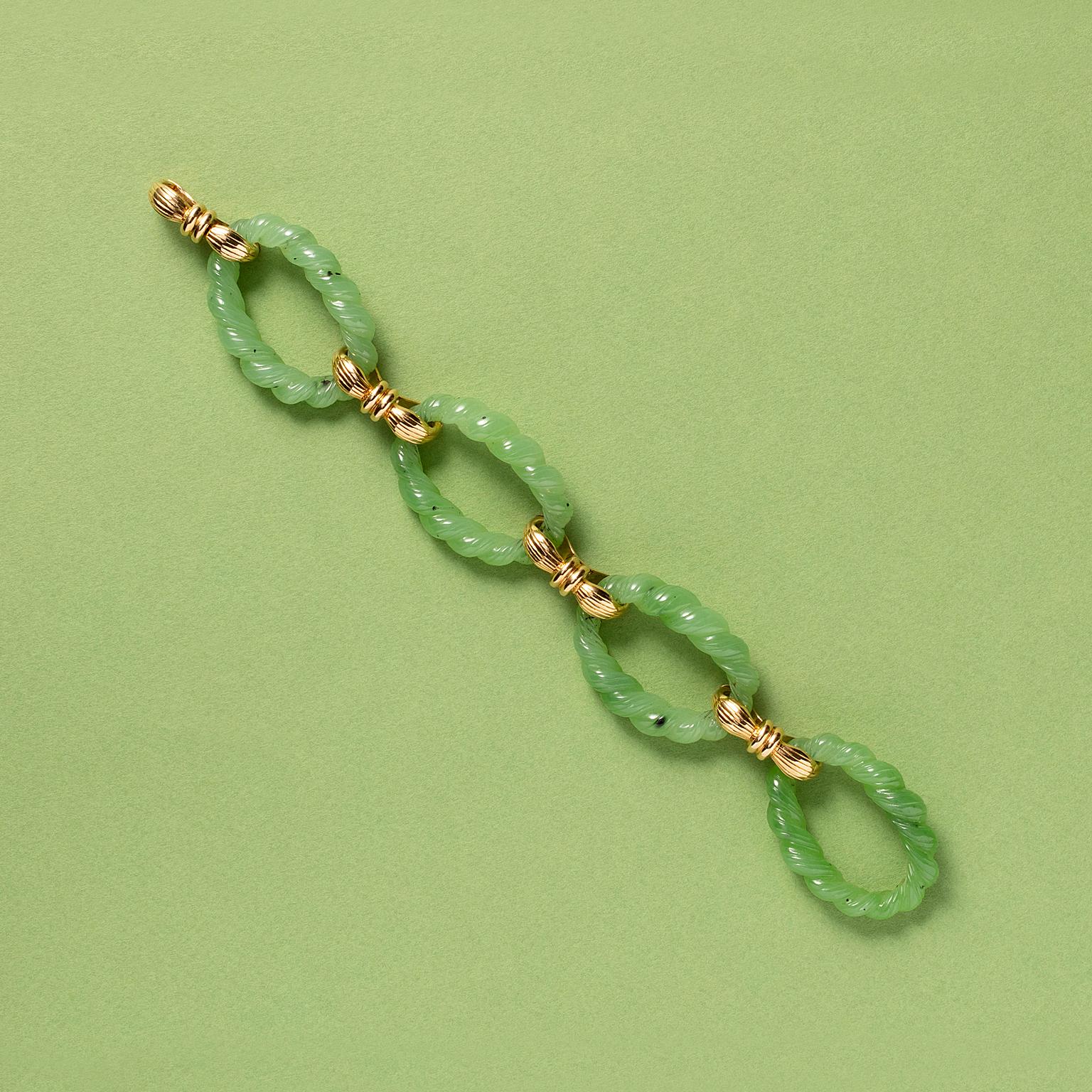 A bracelet consisting of four large jade (nefrite) links carved like ropes alternated with four 18 carat gold knotted links, Germany.

weight: 75,92 grams
length: 22 cm
width: 0.8 – 3 cm