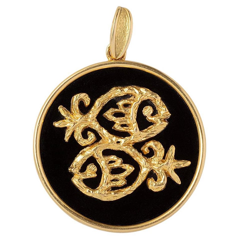 Pendentif ancien en or avec grenats et perles - En vente sur Pendentif ancien en or avec grenats et perles - En vente sur