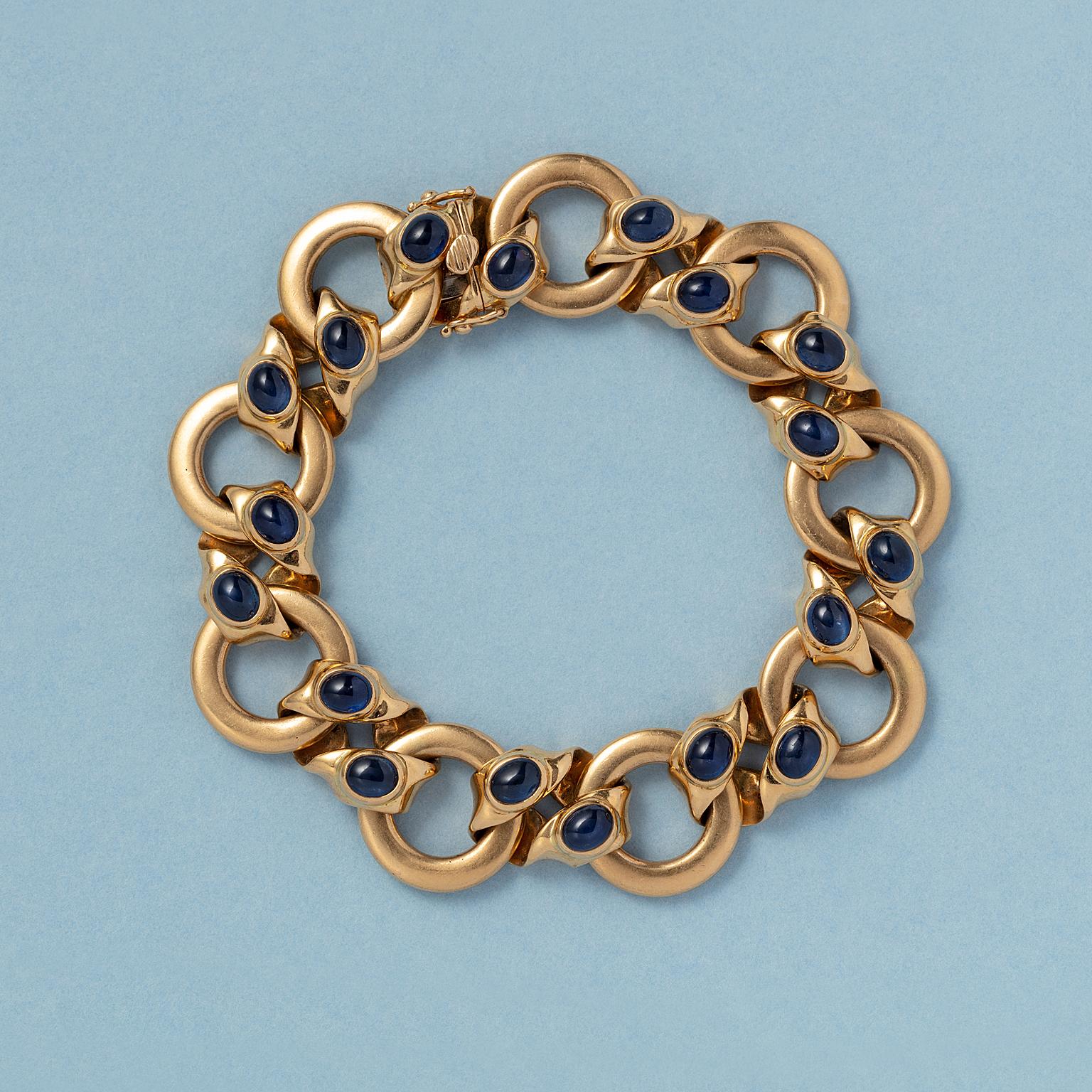 A hand made 18 carat gold bracelet with round links and connecting links that each have two oval cabochon cut sapphires (each app. 0.6 carat and app. 5.4 carat) with a hidden lock and a German master mark ETH.

weight: 71.18 grams
length: 18.5 cm