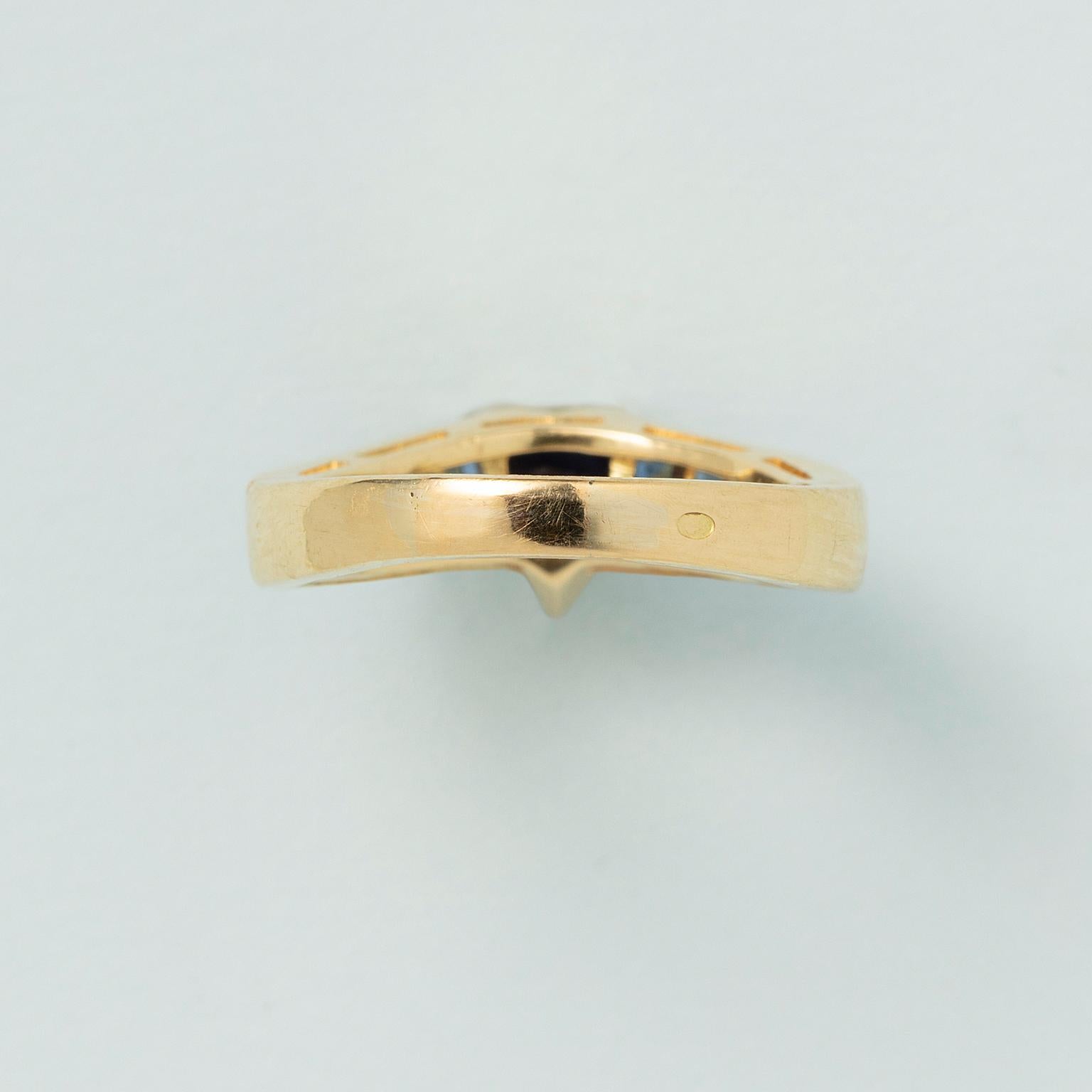 An 18 Carat Gold and Sapphire Heart Ring In Good Condition For Sale In Amsterdam, NL