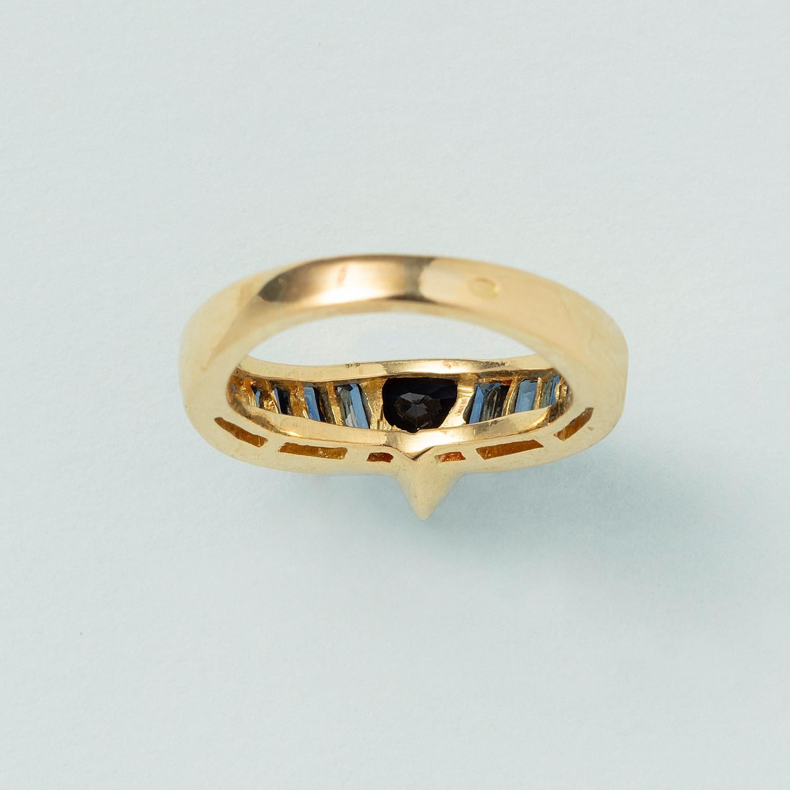 Women's or Men's An 18 Carat Gold and Sapphire Heart Ring For Sale