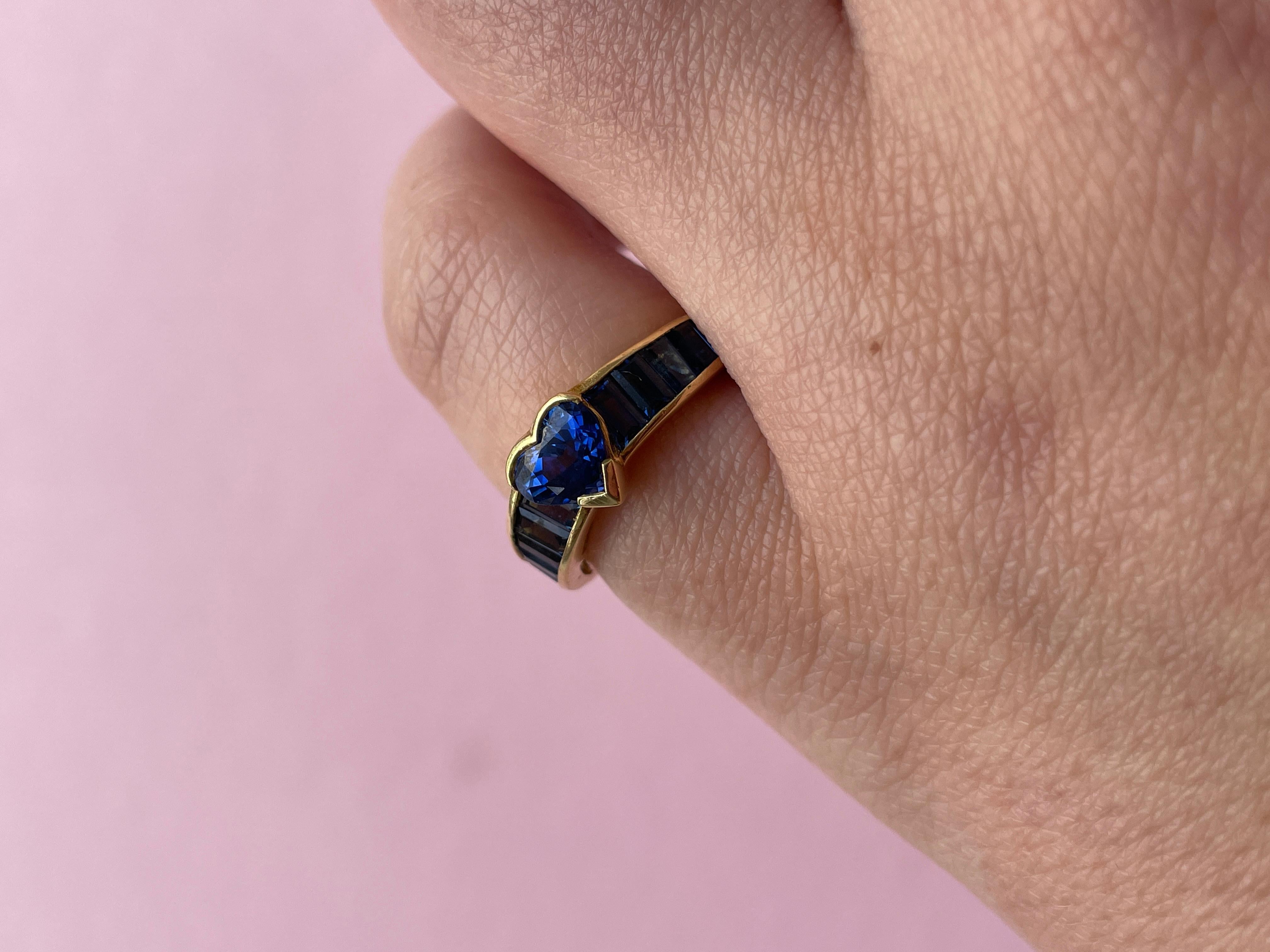 An 18 Carat Gold and Sapphire Heart Ring For Sale 2