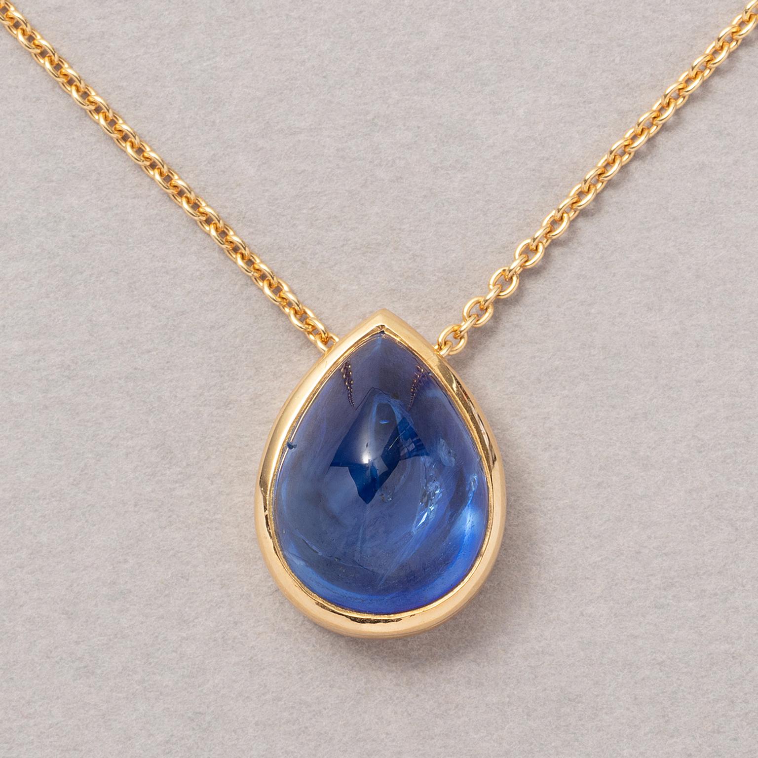 A teardrop-shaped, cabochon cut sapphire (Sri Lanka, app. 10.33 carats, 13.7 x 10.4 x 7.4 mm, certificate from Gem Paris) bezel set in 18 carat gold with a double border on a thin 18 carat gold anchor chain.

weight: 7.43 grams
length: 40 - 42