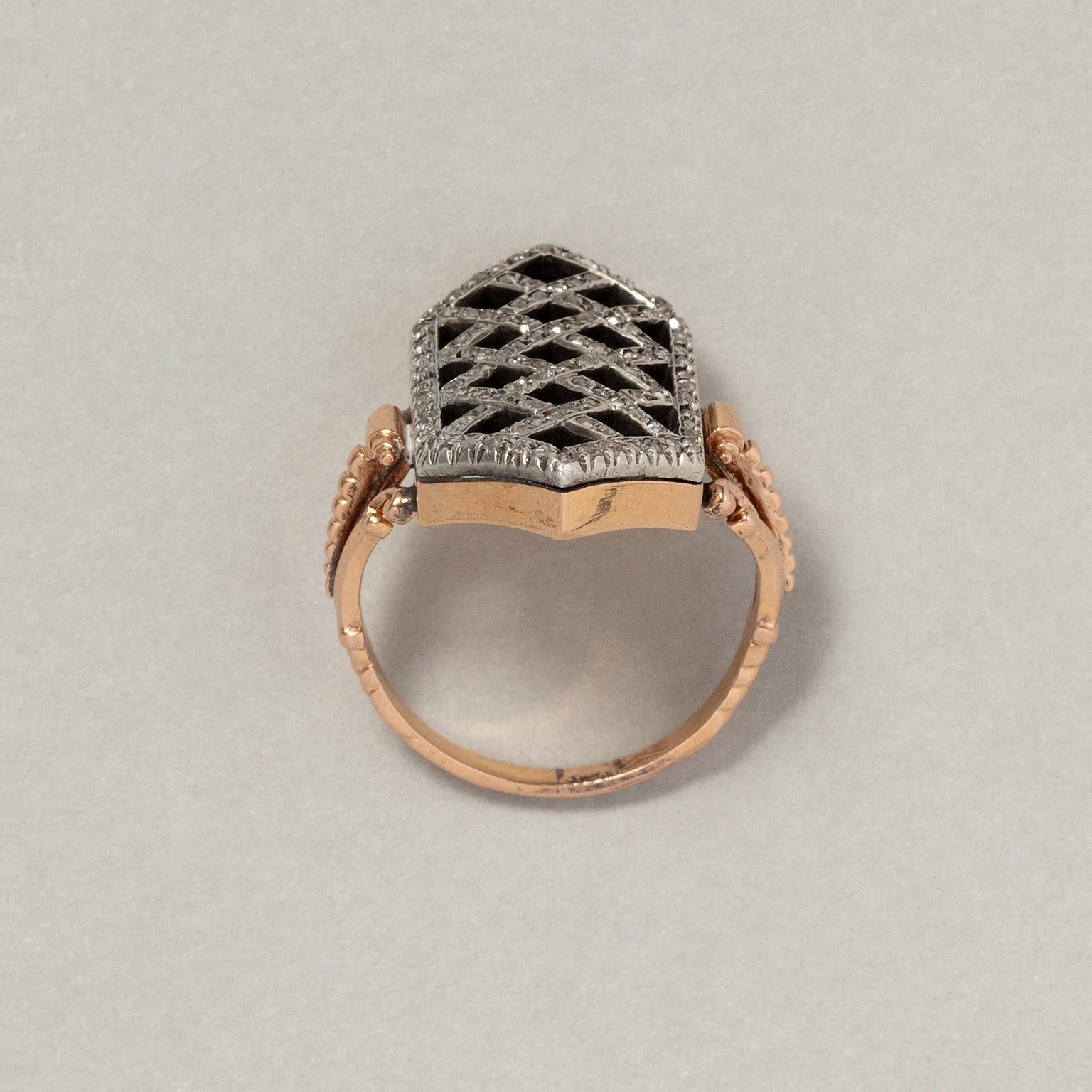 Ein Ring aus 18 Karat Gold und Silber mit grünem Glas und Diamanten (Georgian) im Angebot