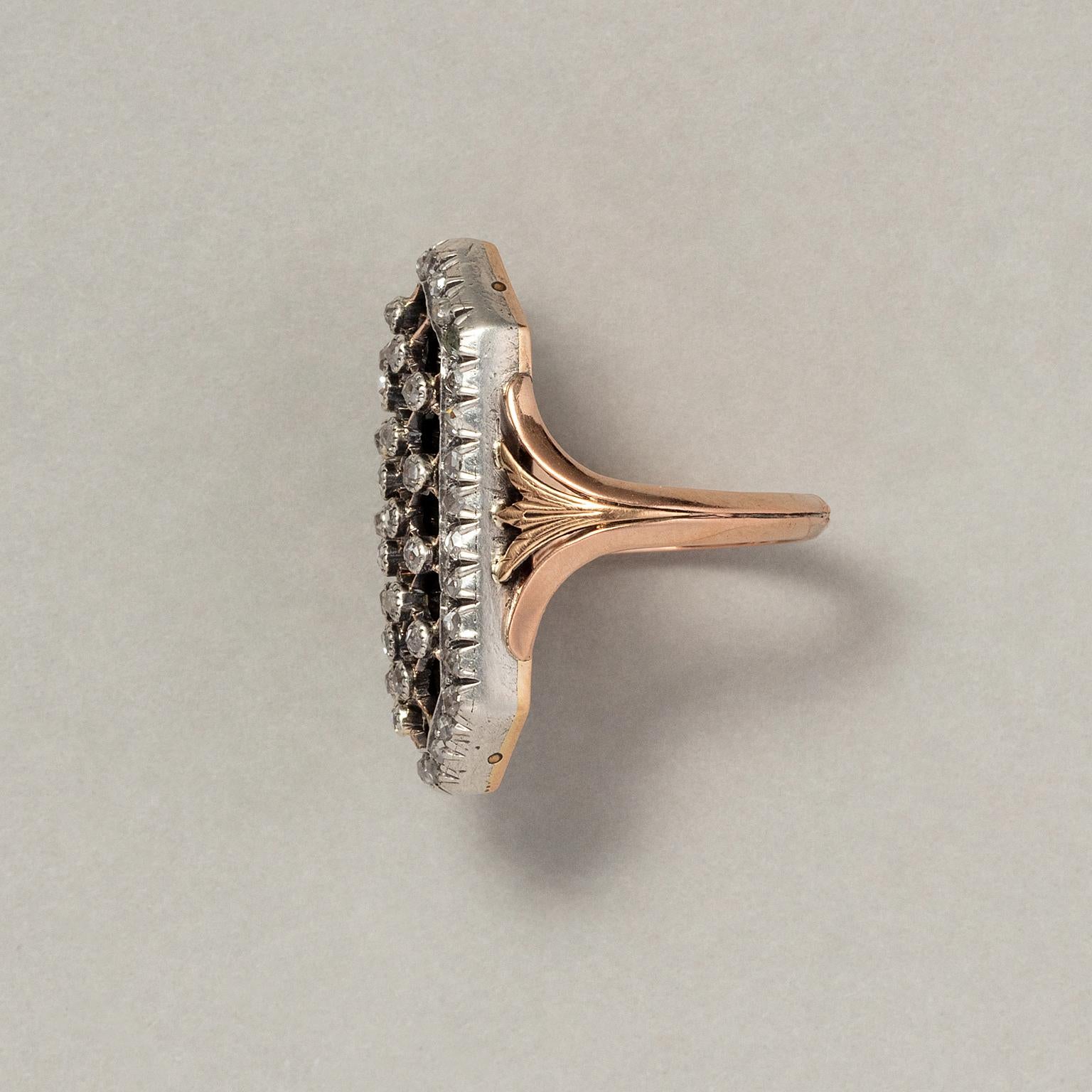 Ein Ring aus 18 Karat Gold und Silber mit grünem Glas und Diamanten im Zustand „Gut“ im Angebot in Amsterdam, NL