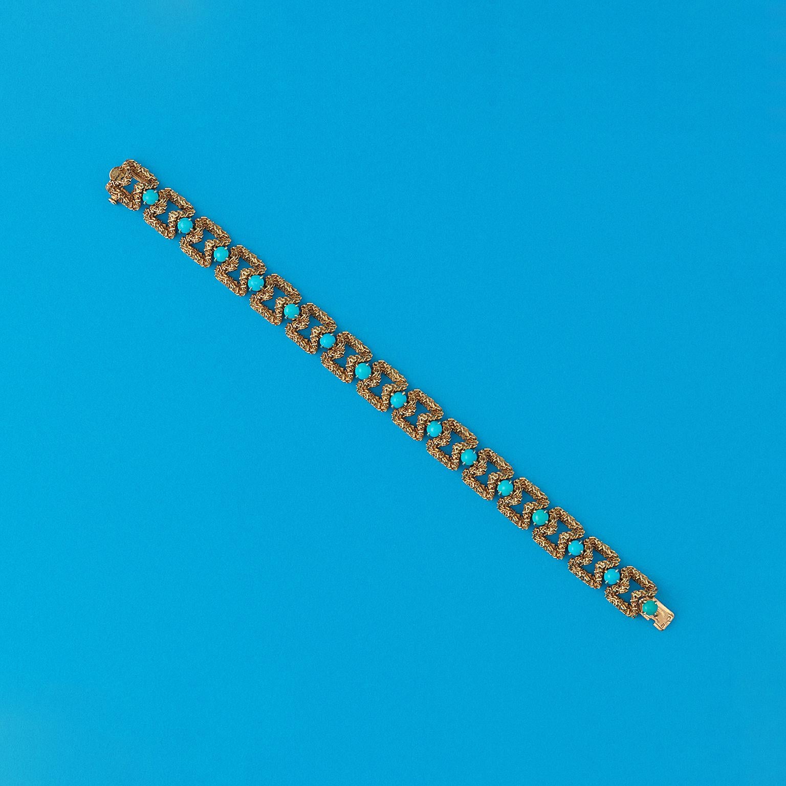 Brazalete de oro amarillo de 18 quilates con eslabones en forma de reloj de arena y, entre cada dos eslabones, una turquesa tallada en cabujón en una minúscula montura de cuatro garras, firmado: Mauboussin París, hacia 1960.

peso: 41,71 gramos