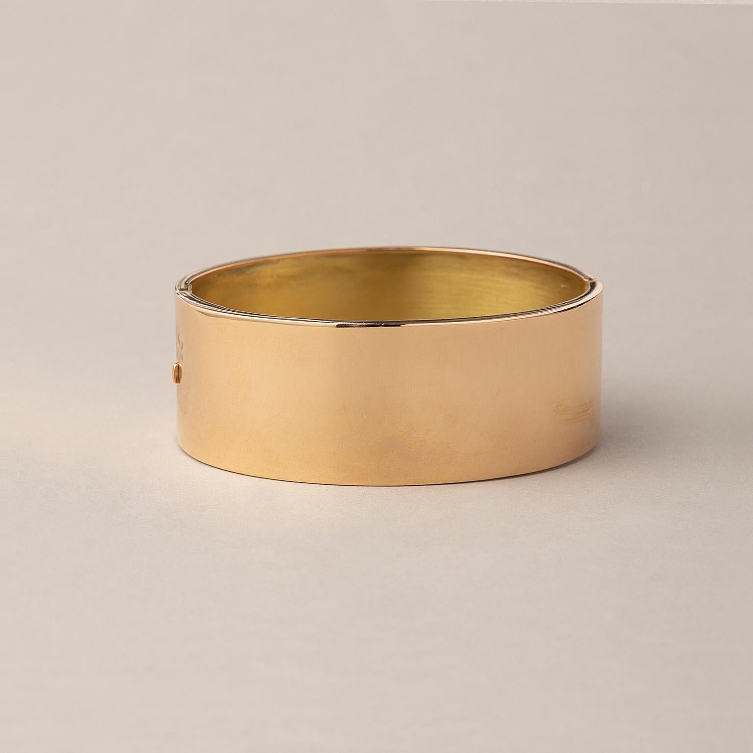 A wide 18 carat yellow gold bangle bracelet, made in France, end 19th century.

weight: 42.9 grams
size: 18+ cm. fits a wrist of  15 - 17.5-18 cm
width: 2.4 cm