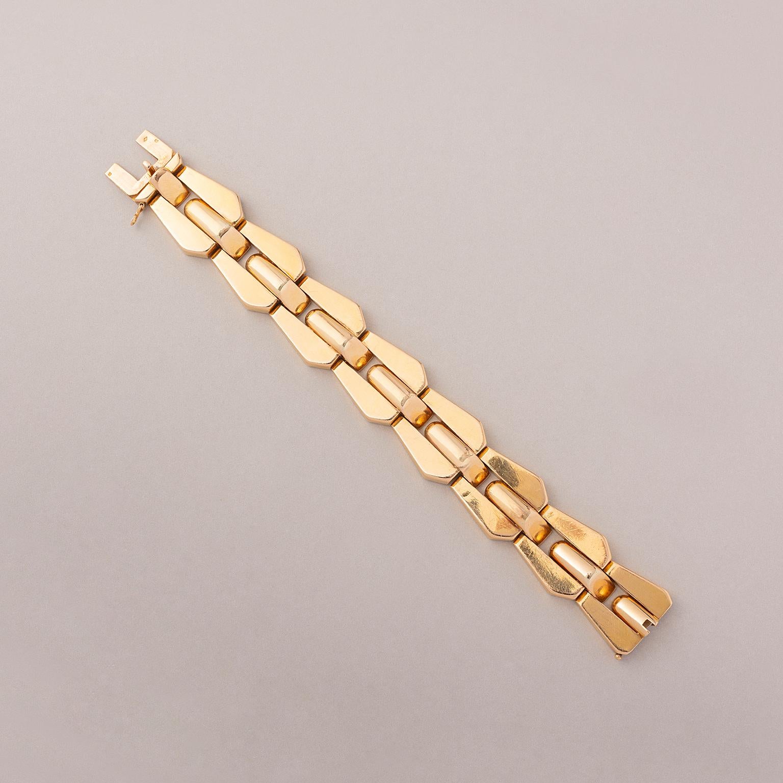 An 18 carat gold tank bracelet, France, circa 1935.

weight: 66.81 gram
dimensions: 18 x 2.2 cm