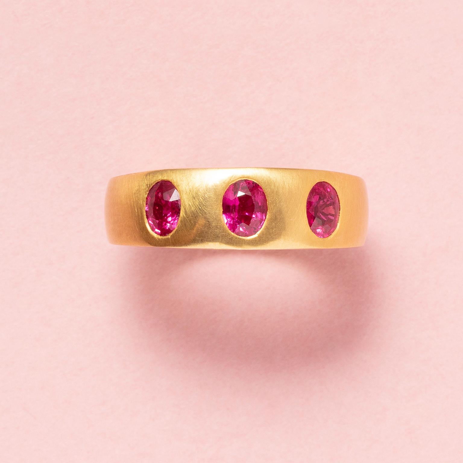 An 18 carat ring set with three oval facetted strong purplish red heated rubies (app. 1.5 carat, each 5 x 4 mm, NEL E24203810, app. 1 carat).

Ring size: 17- mm / 6 1/2 US
Weight: 6.15 g
Width: 4 - 6 mm