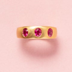 Un anello a tre pietre in oro 18 carati con rubini