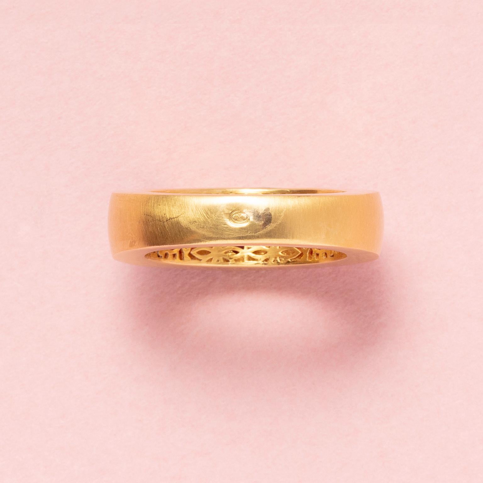 An 18 Carat Gold Band Three Stone Ring with Rubies In Good Condition For Sale In Amsterdam, NL