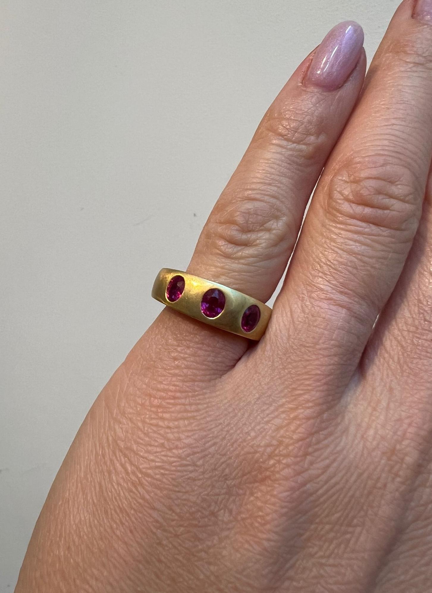 An 18 Carat Gold Band Three Stone Ring with Rubies For Sale 2