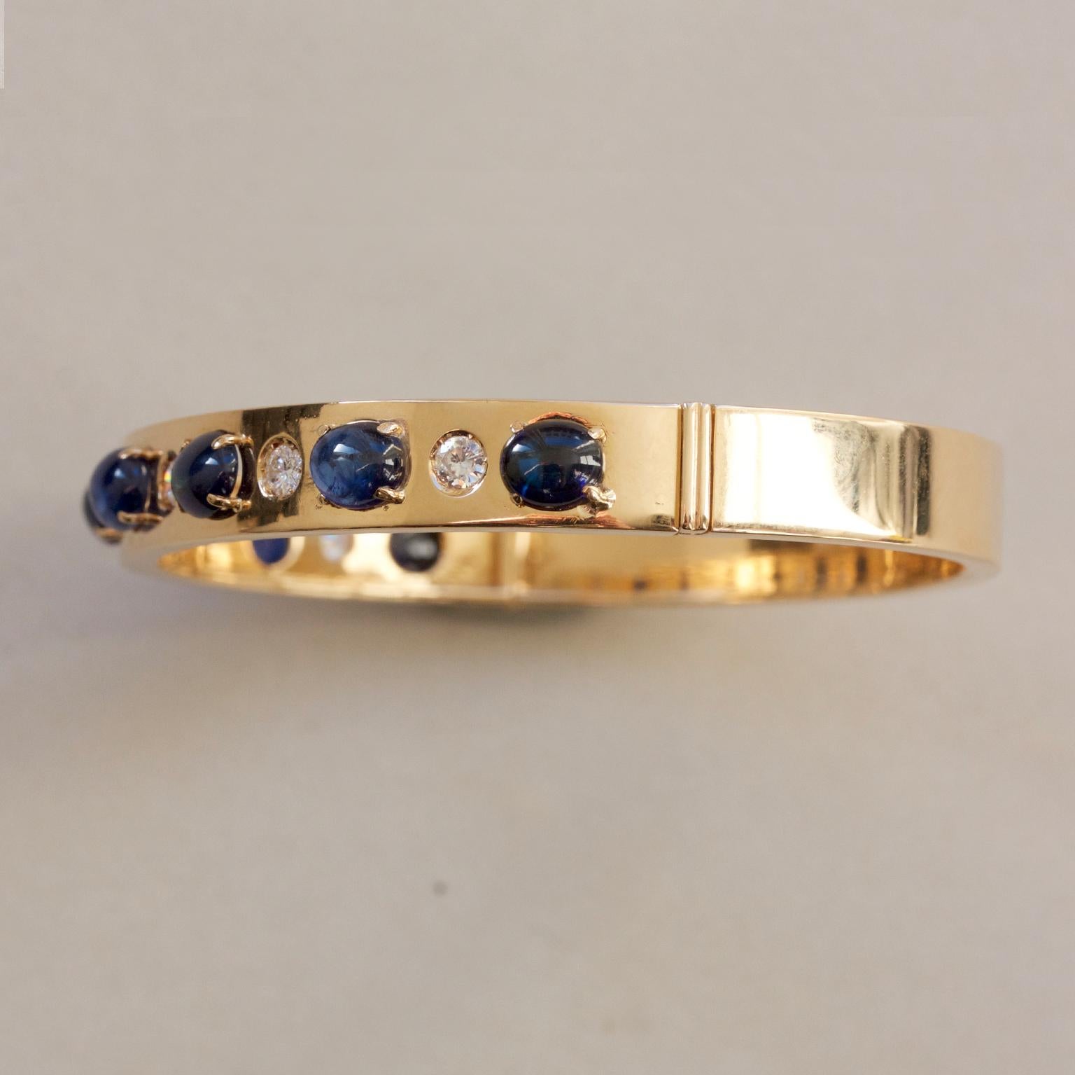 18 Carat Gold Bangle with Diamonds and Sapphires In Excellent Condition In Amsterdam, NL