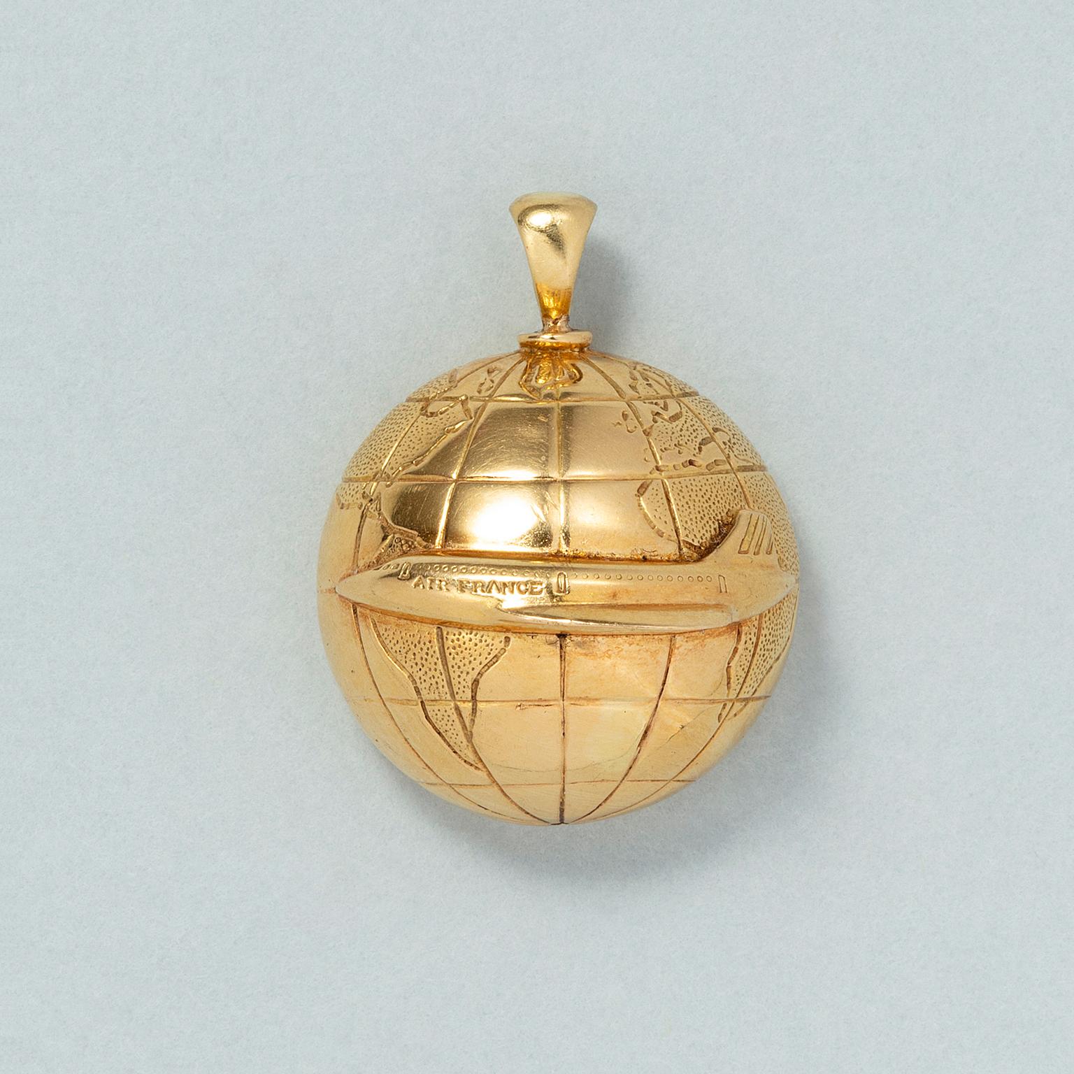 Pendentif en or jaune 18 carats en forme de globe avec un avion Air France autour du globe, signé : Boucheron.

Poids : 7,37 g
dimensions : 21 x 11 mm