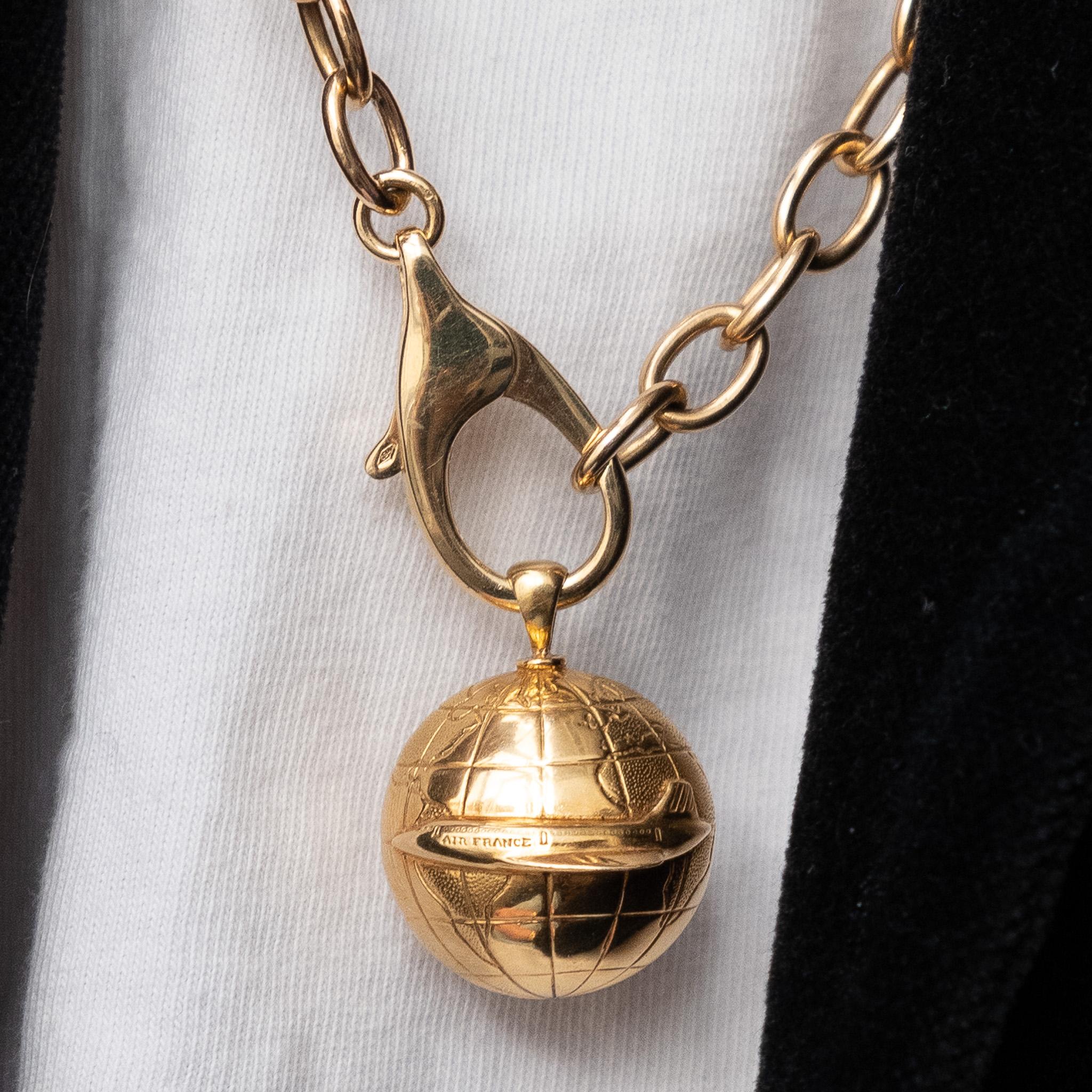 da uomo o donna Un charm a forma di globo di Boucheron in oro 18 carati in vendita