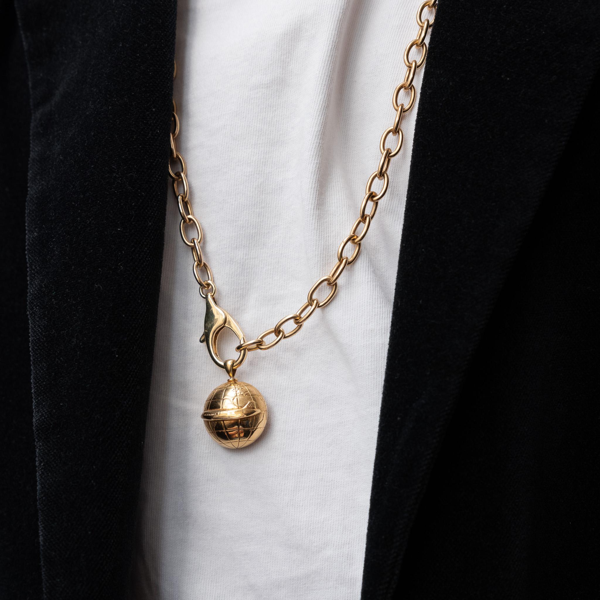 Un charm a forma di globo di Boucheron in oro 18 carati in vendita 1