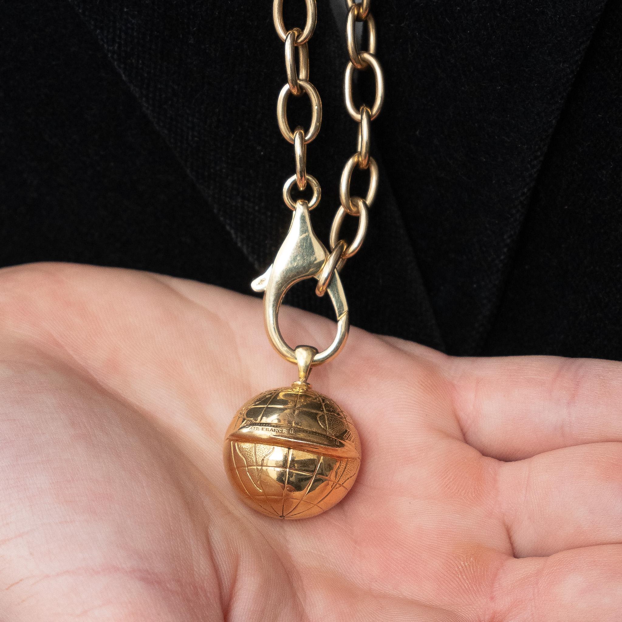 Un charm a forma di globo di Boucheron in oro 18 carati in vendita 2