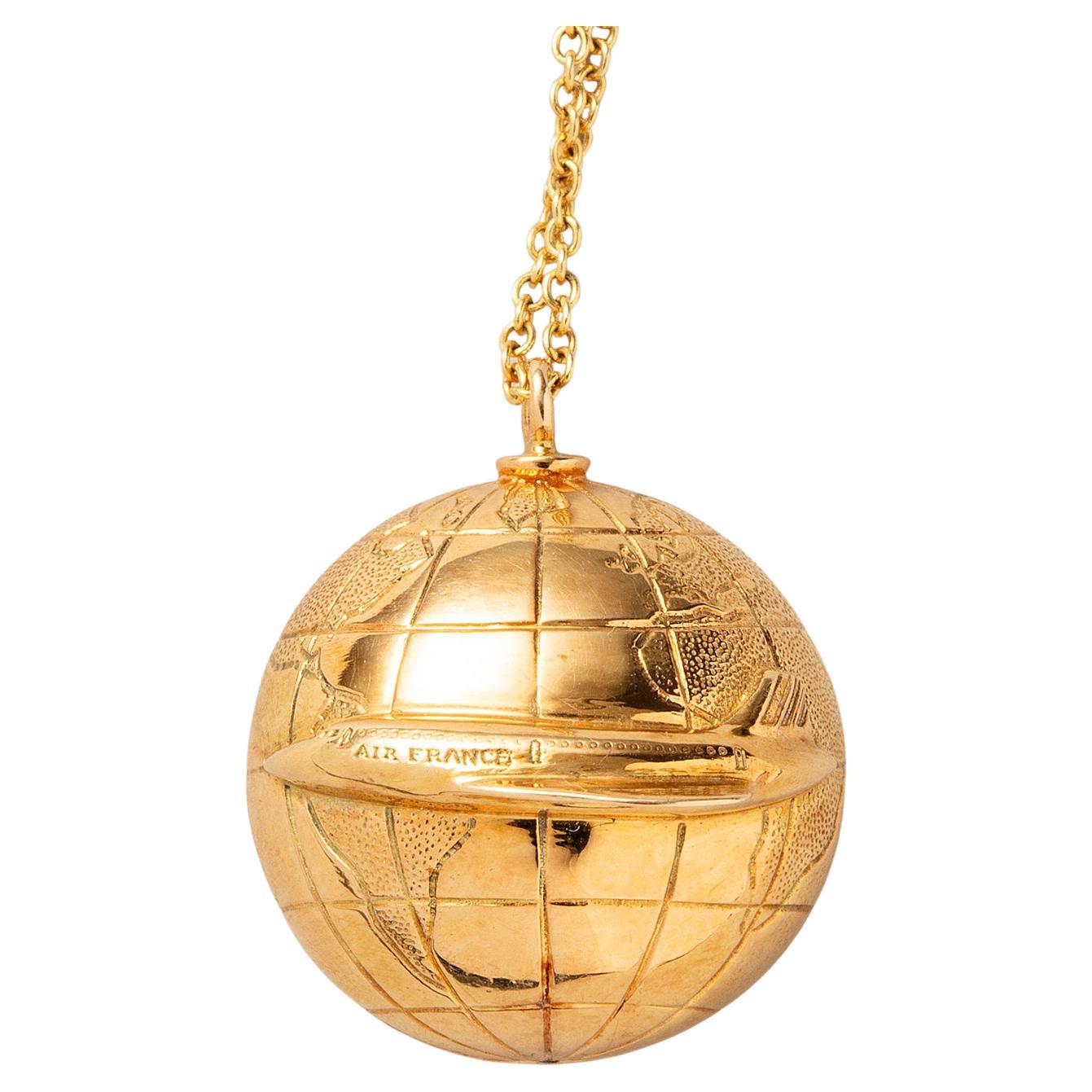 Un charm a forma di globo di Boucheron in oro 18 carati in vendita