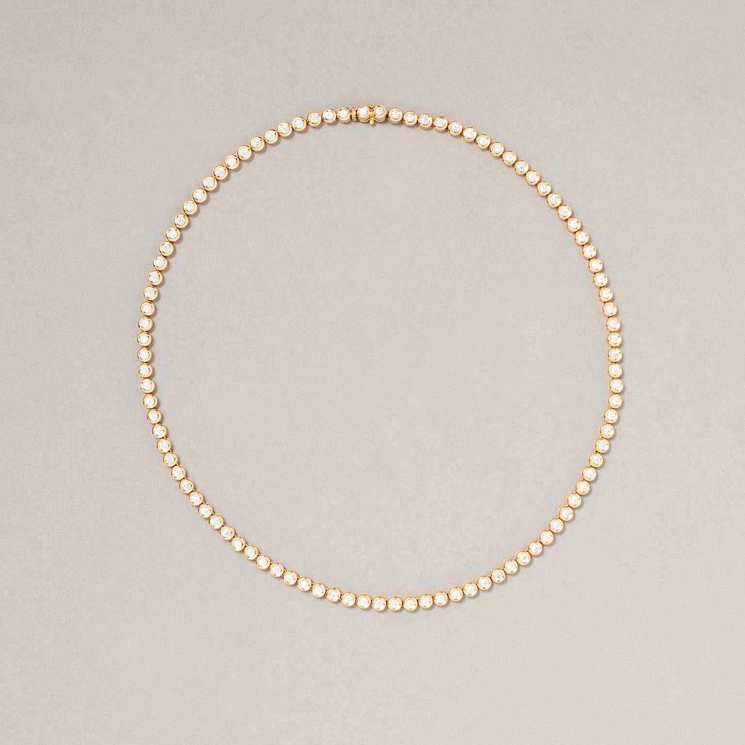 An 18 carat gold necklace set with brilliant cut diamonds (app. 11 carat, F-G, Vs) bezel set, signed: Bulgari.

weight: 22.68 grams
length: 38.3 x 0.5 cm
width: 3 – 3.5 mm