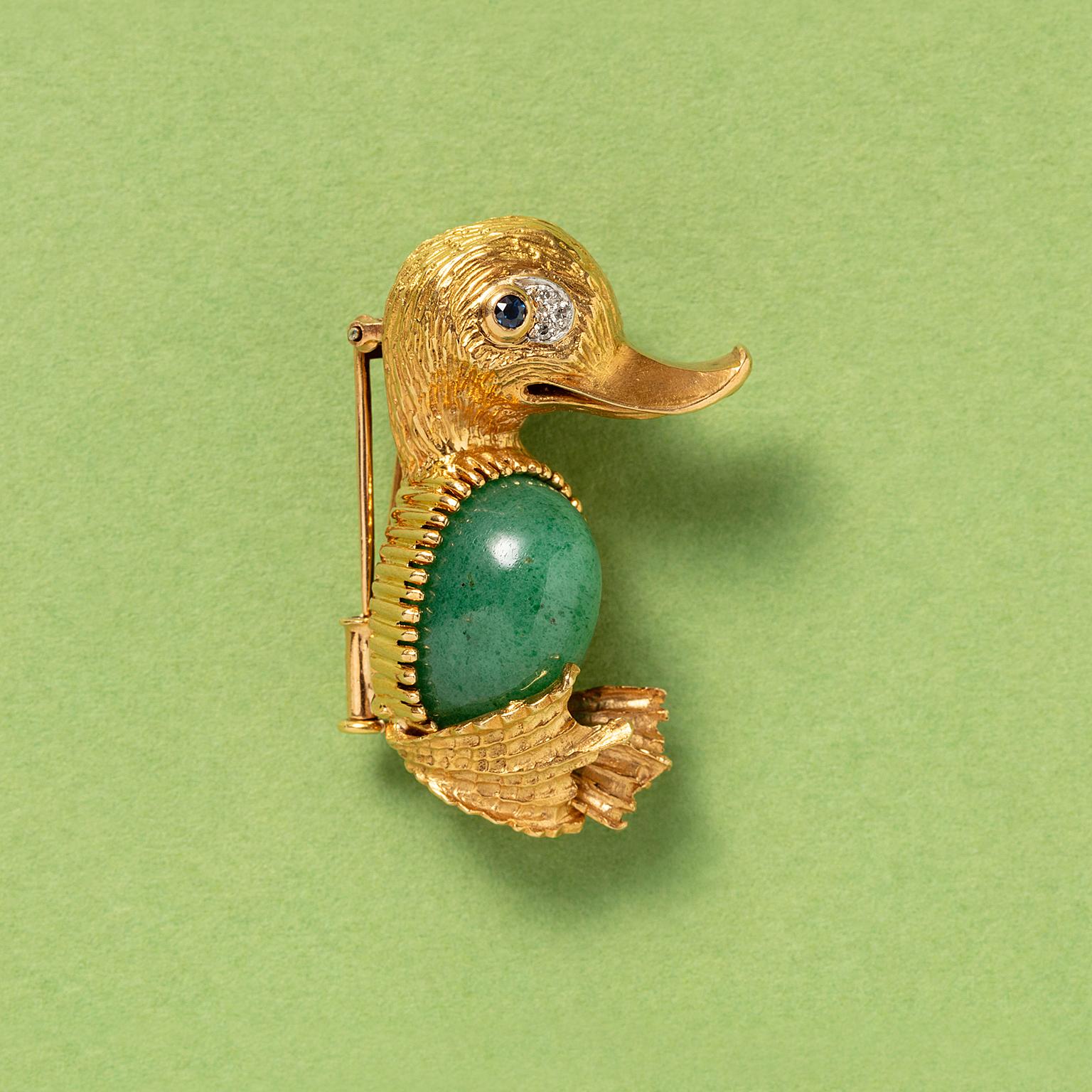An 18 carat gold duck brooch with diamond and sapphire eyes and an aventurine belly, signed and numbered Cartier, Paris, circa 1965.

weight: 20 g
dimensions: 3.8 x 2.8 cm