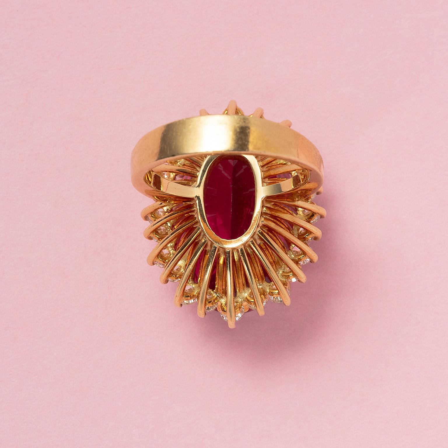 An 18 Carat Gold Cluster Ring with a Pink Tourmaline and a diamond entourage In Good Condition For Sale In Amsterdam, NL