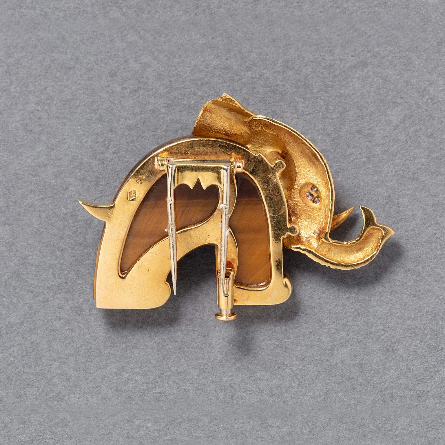 Taglio brillante Spilla Elefante in oro 18 carati con occhio di tigre e diamante in vendita