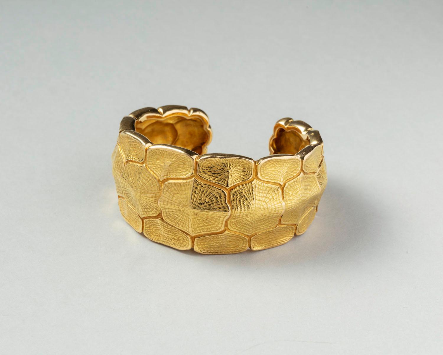 A heavy 18 carat gold turtle-shell cuff bracelet, it is seamlessly hinged, signed and numbered: Fred Paris, KE 98656, model: Galapagos, 1990.

weight: 92.19 grams
dimensions inside: 5.6 x 4.5 cm (for wrist 15.5 - 16.5 cm)
width: 3.5 - 2.4 cm 
