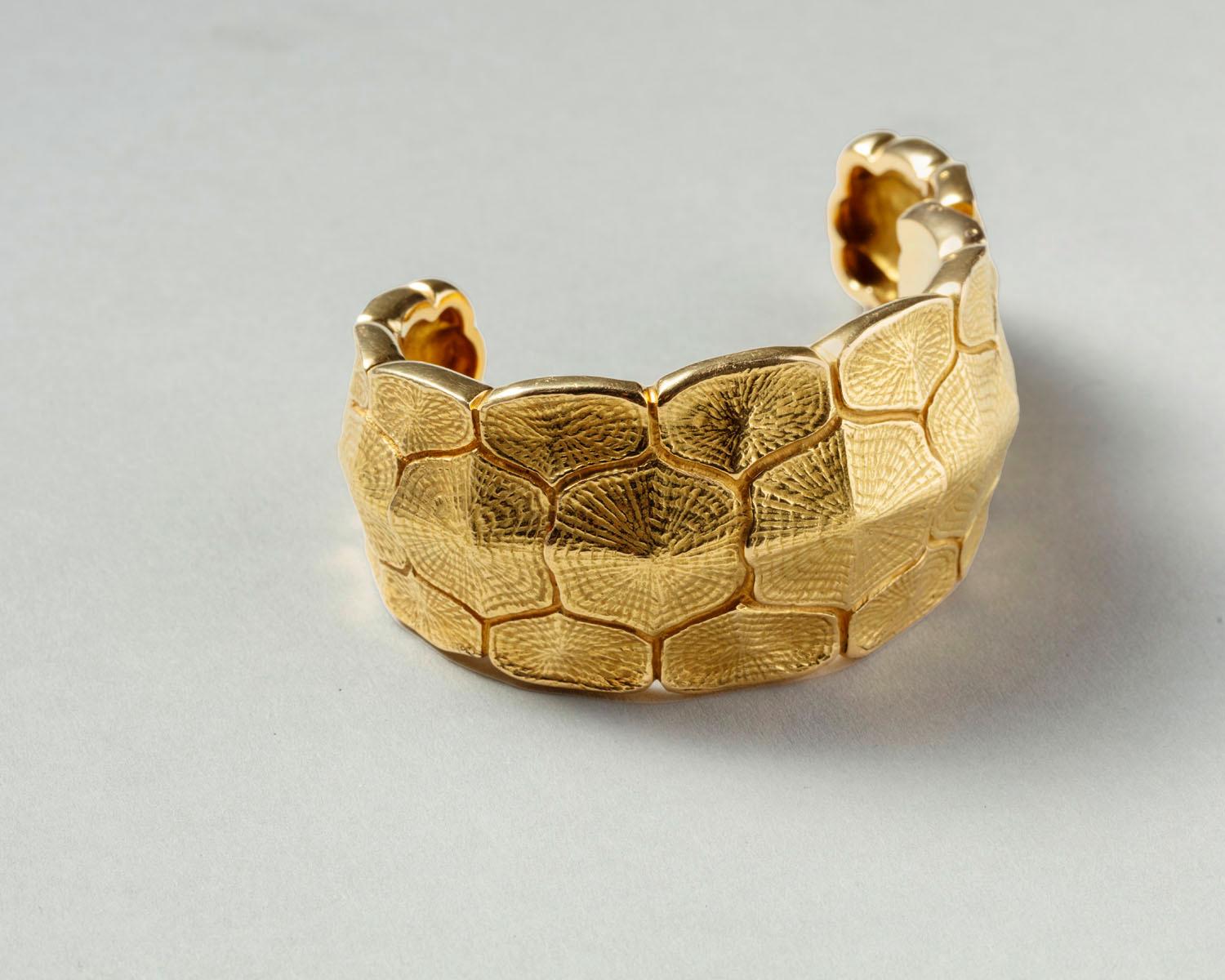 Fred of Paris - Bracelet manchette en or 18 carats en vente 1