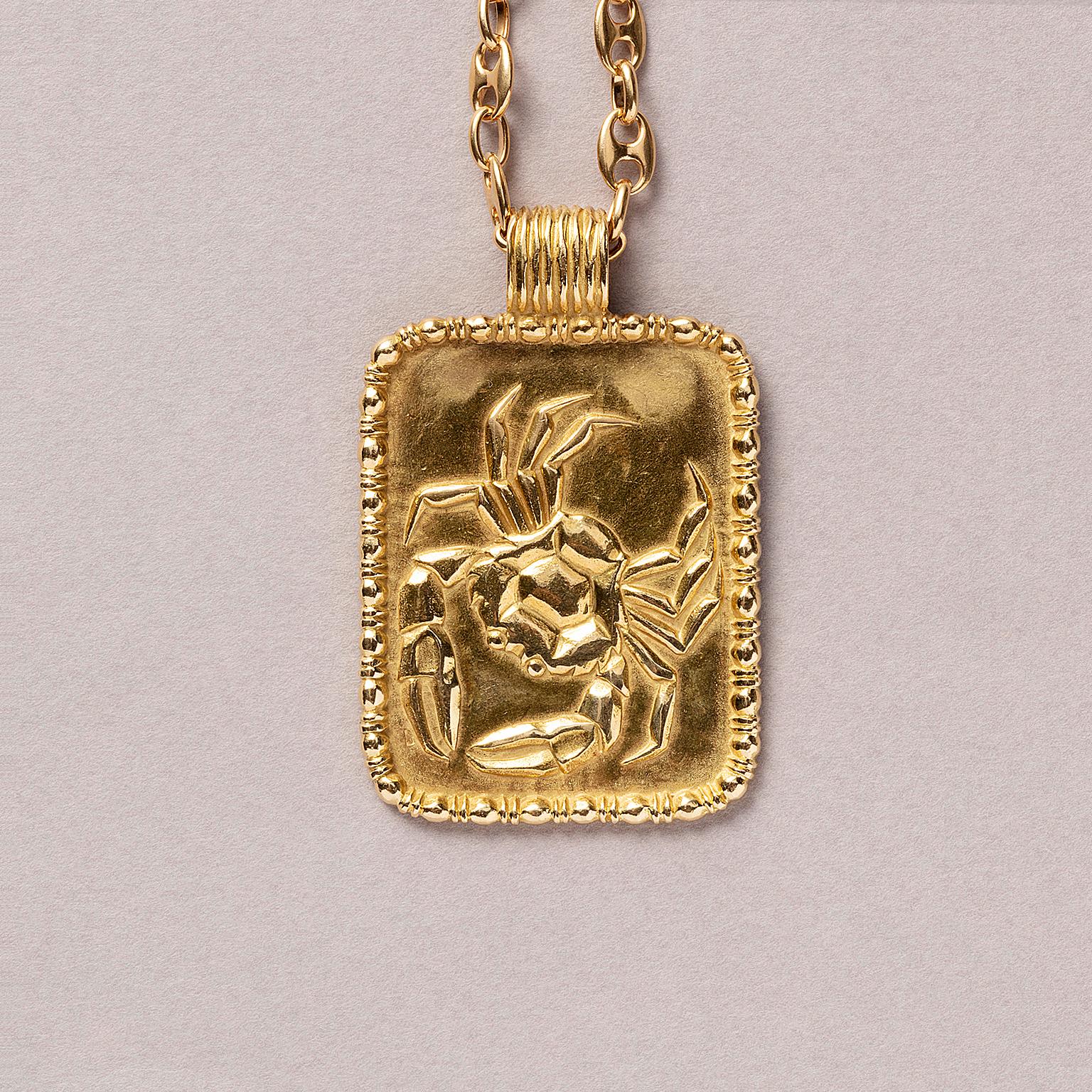 Pendentif en or jaune 18 carats représentant le zodiac. Le contour du pendentif est décoré de petites boules et de barres et la queue est également décorée de rayures, signé FRED Paris.

poids : 27,3 grammes
dimensions : 4,5 x 3,5 cm

la chaîne