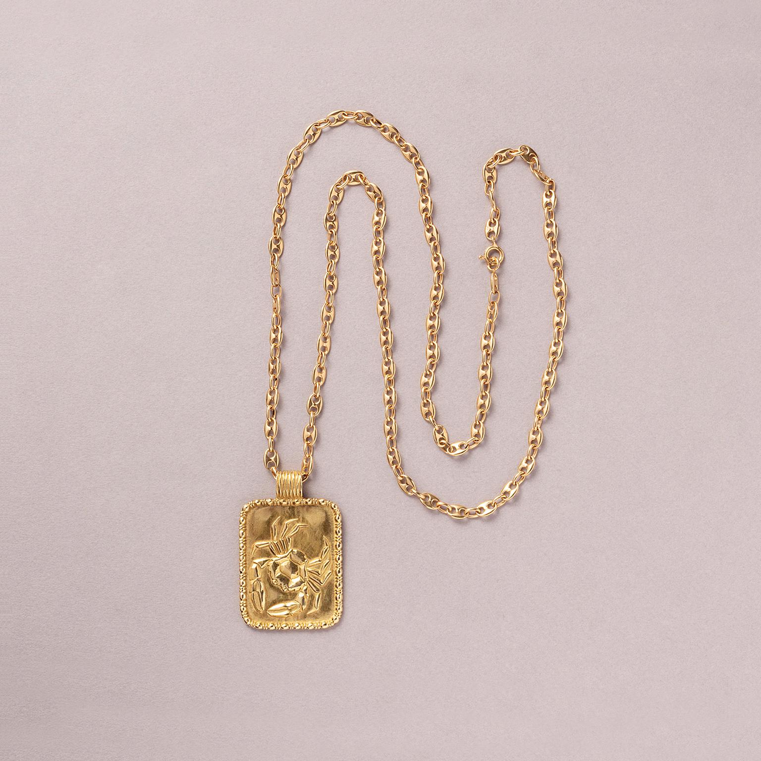 18 Carat Gold Fred Paris Cancer Zodiac Pendant In Good Condition For Sale In Amsterdam, NL